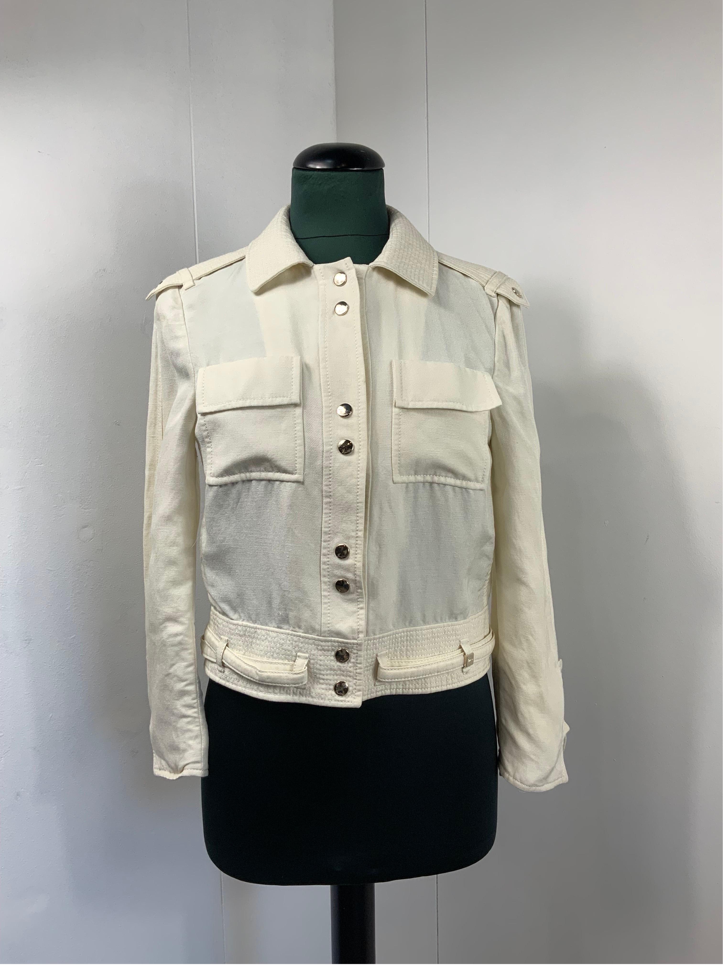 GUCCI LINEN CREAM JACKET.
2006 collection.
In linen and silk. White/cream colour.
All buttons are branded.
Italian size 42.
Shoulders 42cms
Bust 42cm
Length 54cm
Sleeve 54cm
In excellent general condition, it shows minimal signs of normal use.