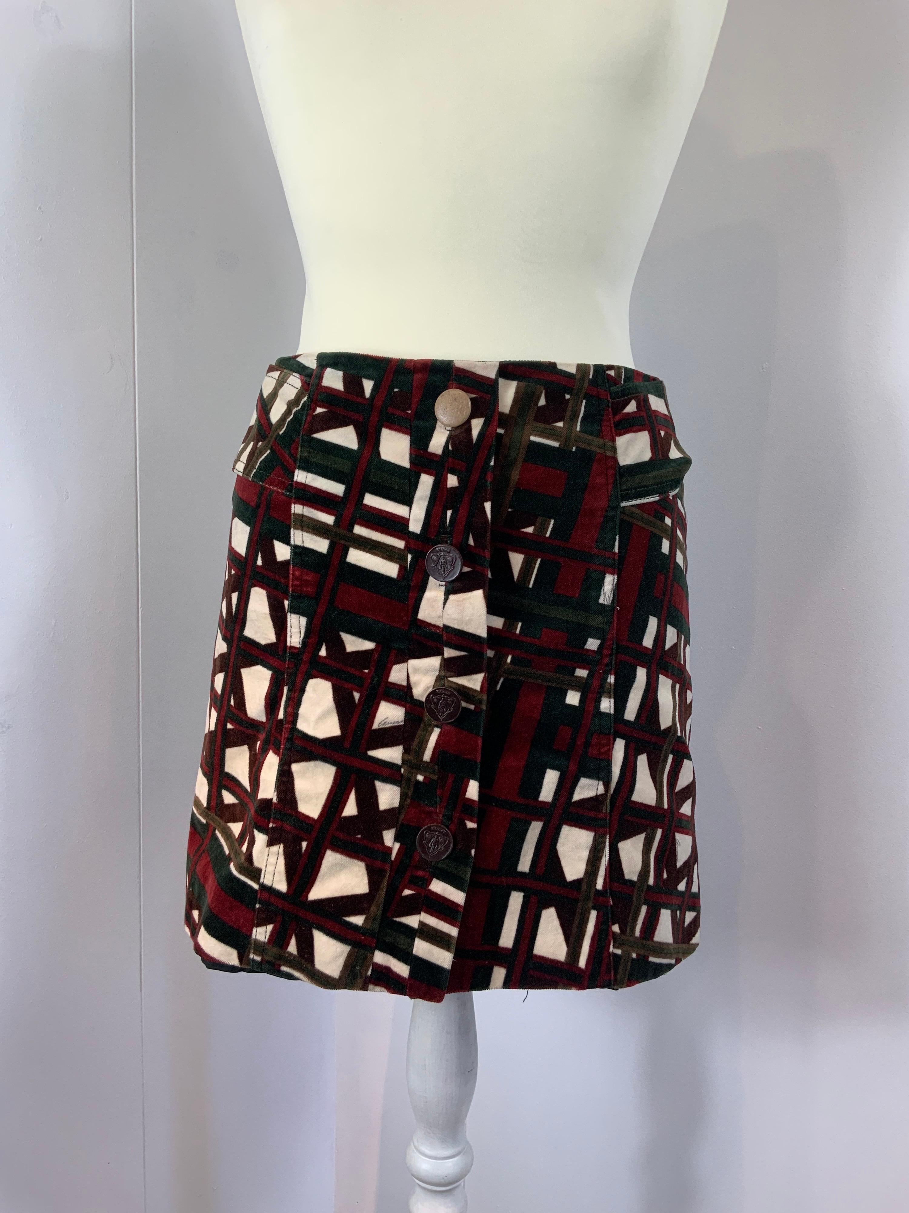 Gucci Skirt. Designed by Frida Giannini in 2006.
Made in cotton and nylon. Fabric feels like velvet.
Fully lined in viscose and polyester.
Posterior zip closure.
As you can see in photos the first frontal bottom was lost and been replaced.
Size 40