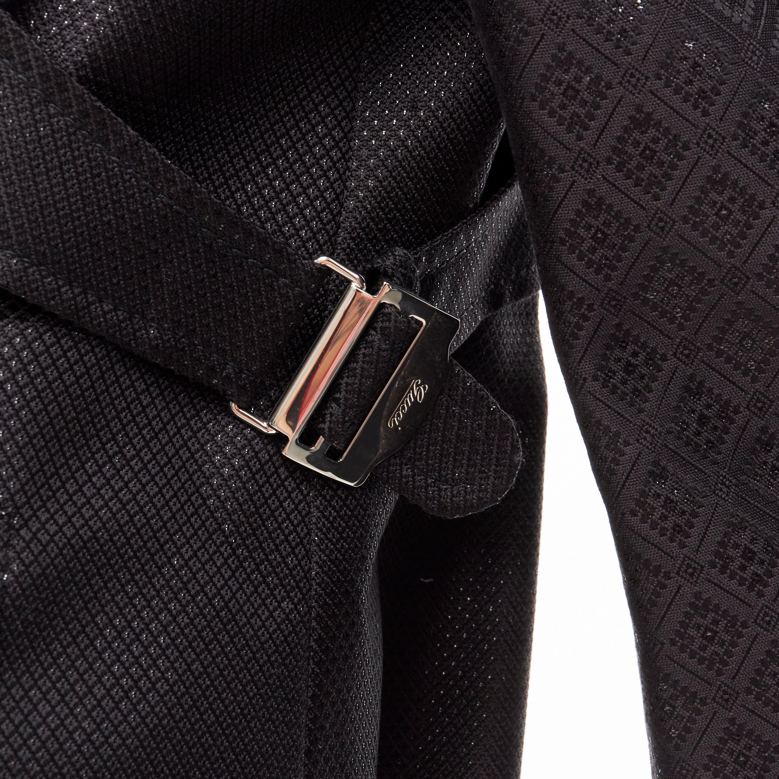 GUCCI 2006 Vintage noir métallique brocart oriental veste à double boutonnage IT44 M 
Référence : GIYG/A00162 
Marque : Gucci 
Collection : 2006 Runway 
Matériau : Coton 
Couleur : Noir
Motif : Floral 
Fermeture : bouton 
Détail supplémentaire :
