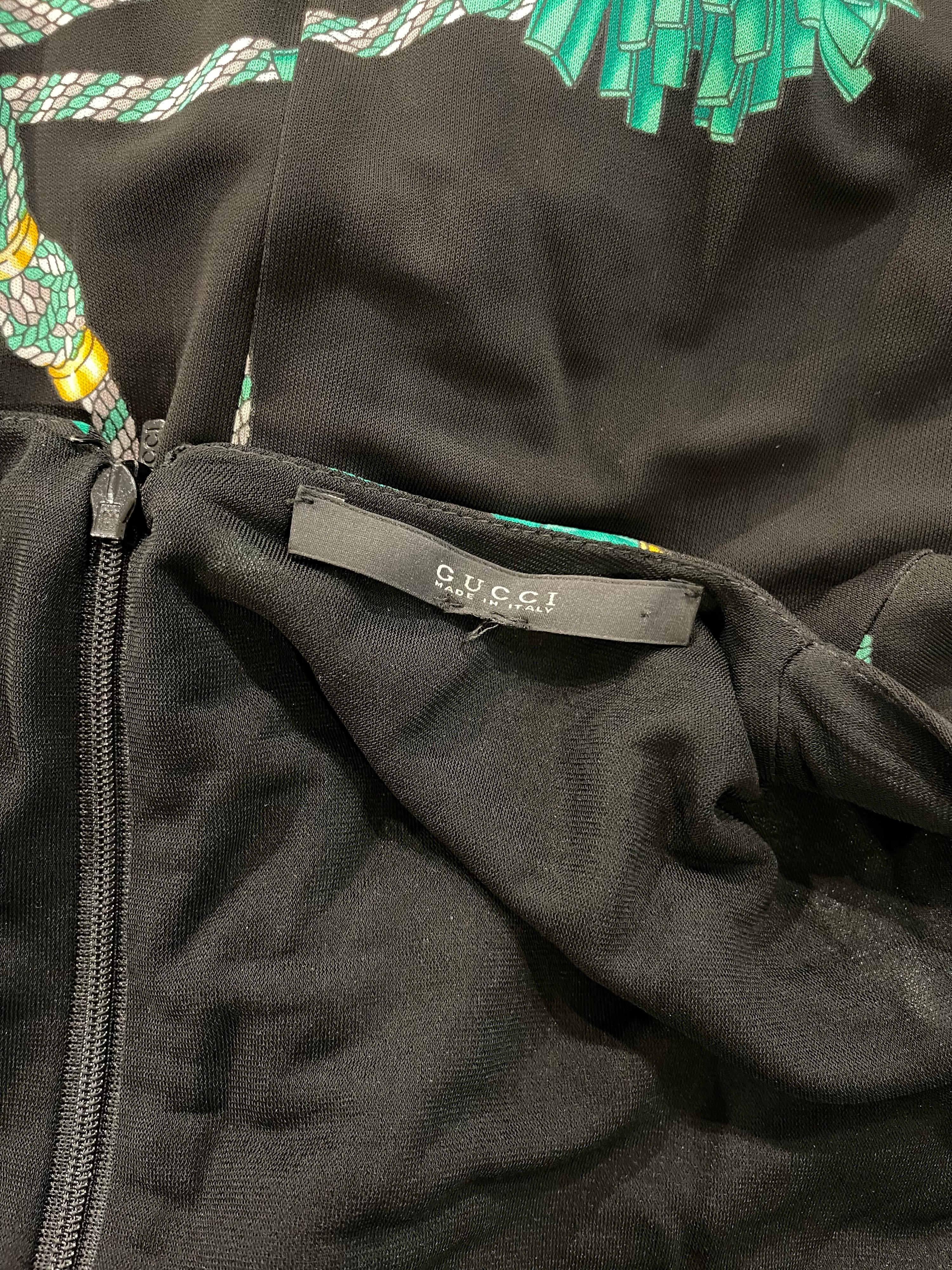 Gucci 2007 Negro y Verde Logotipo Borla Impresión Rayón Jersey Faux Wrap Dress en Excelente estado para la venta en San Diego, CA