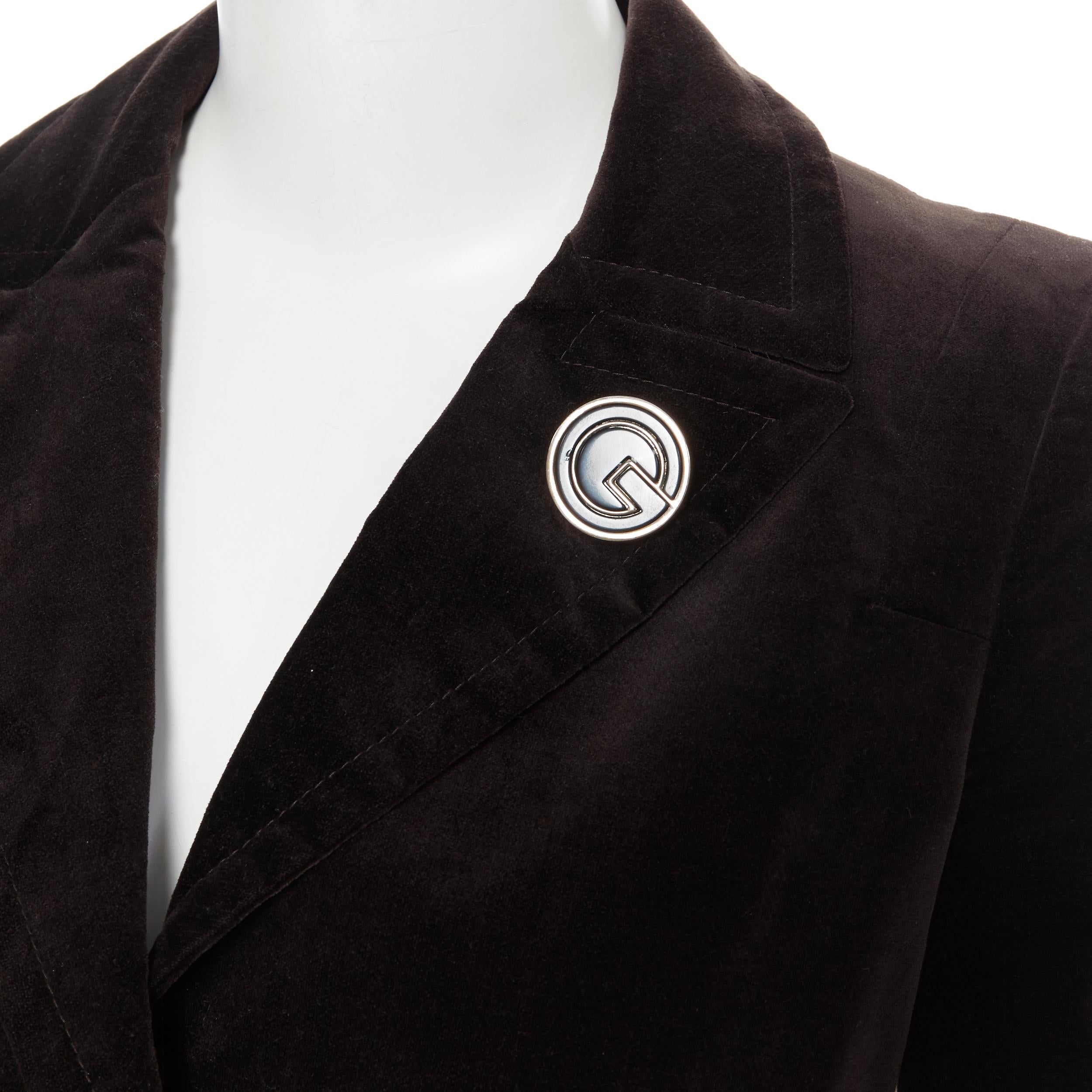 GUCCI 2007 brown velvet G brooch monogram lined fitted blazer jacket IT38 XS
Brand: Gucci
Collection: 2007
Model Name / Style: Velvet blazer
Material: Velvet
Color: Brown
Pattern: Solid
Closure: Button
Lining material: Silk
Extra Detail: Brown