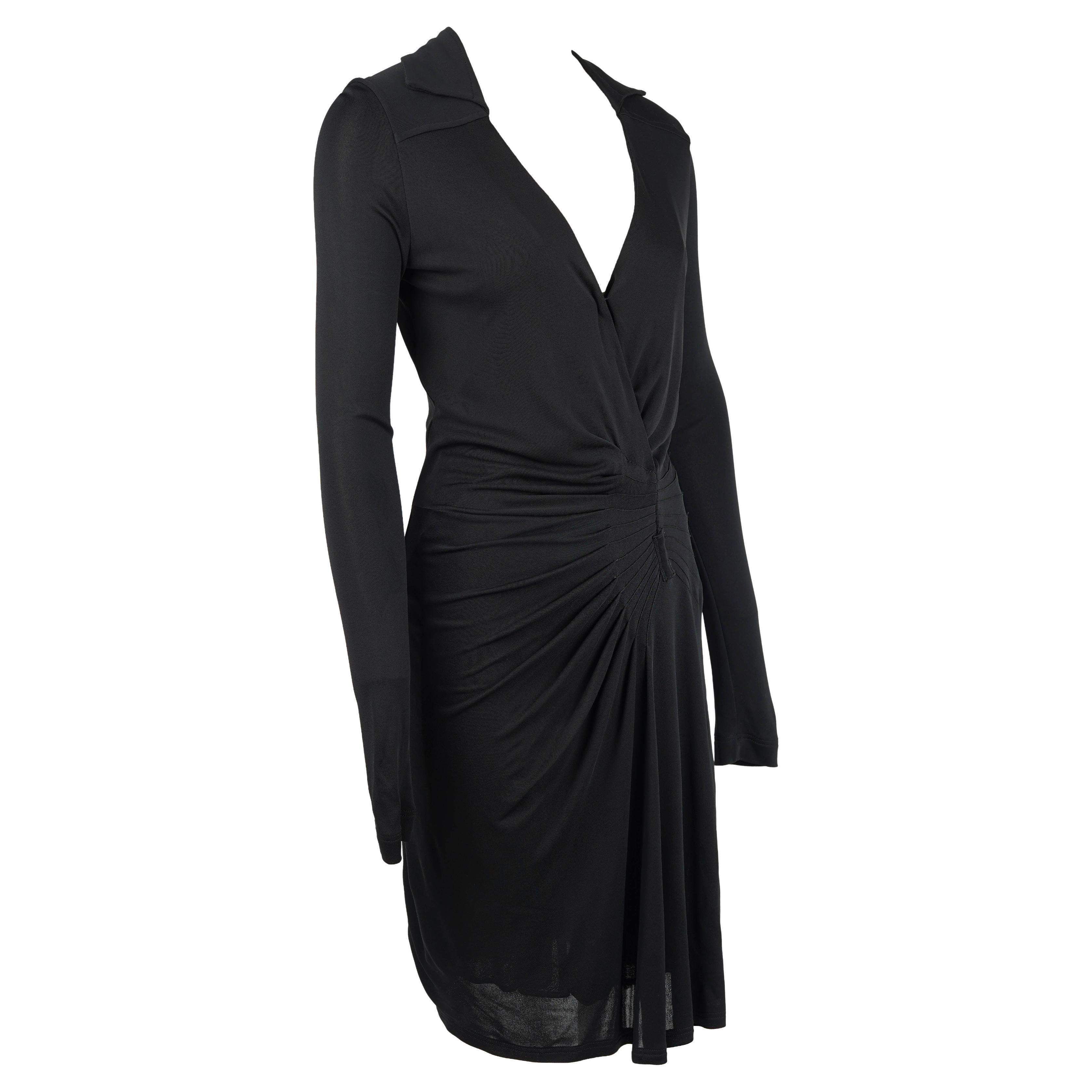 Dieses atemberaubende Gucci Kleid aus der Kollektion 2009 ist ein Beispiel für die raffinierte und doch sinnliche Ästhetik der Marke, die ihre Designsprache der späten 2000er Jahre unterstreicht. Es wurde in Italien fachmännisch aus weicher,