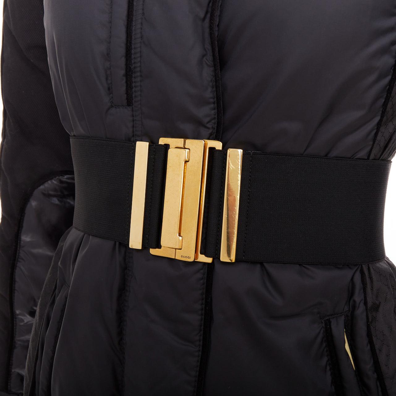 Gucci 2009 nero oro logo GG fibbia cintura cappotto lungo puffer IT38 XS
Riferimento: SNKO/A00532
Marchio: Gucci
Collezione: 2009
Materiale: Nylon
Colore: Nero, Oro
Modello: Tinta unita
Chiusura: bottoni a pressione
Fodera: Tessuto nero
Prodotto in: