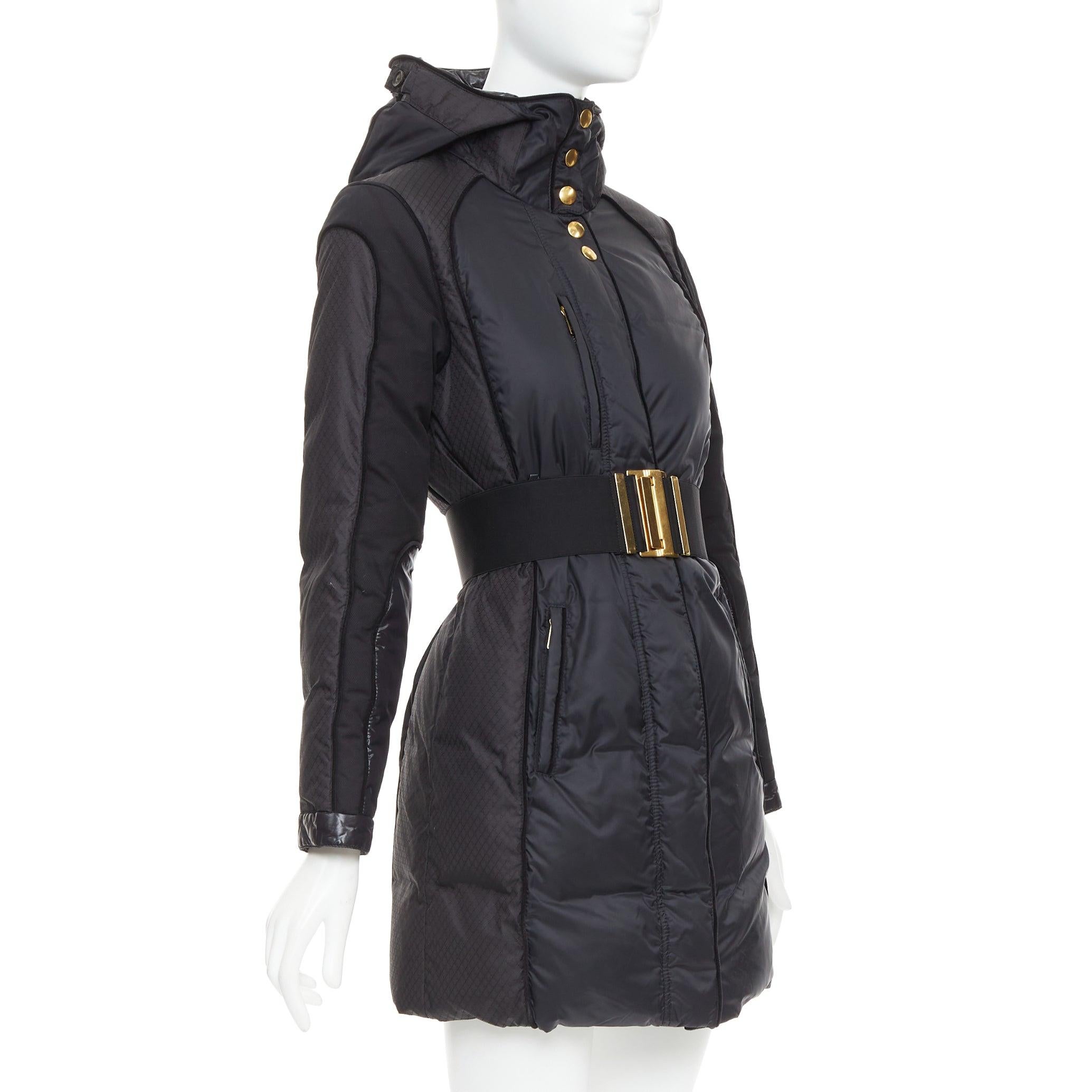 Gucci 2009 nero oro logo GG fibbia cintura cappotto lungo puffer IT38 XS In condizioni buone in vendita a Hong Kong, NT