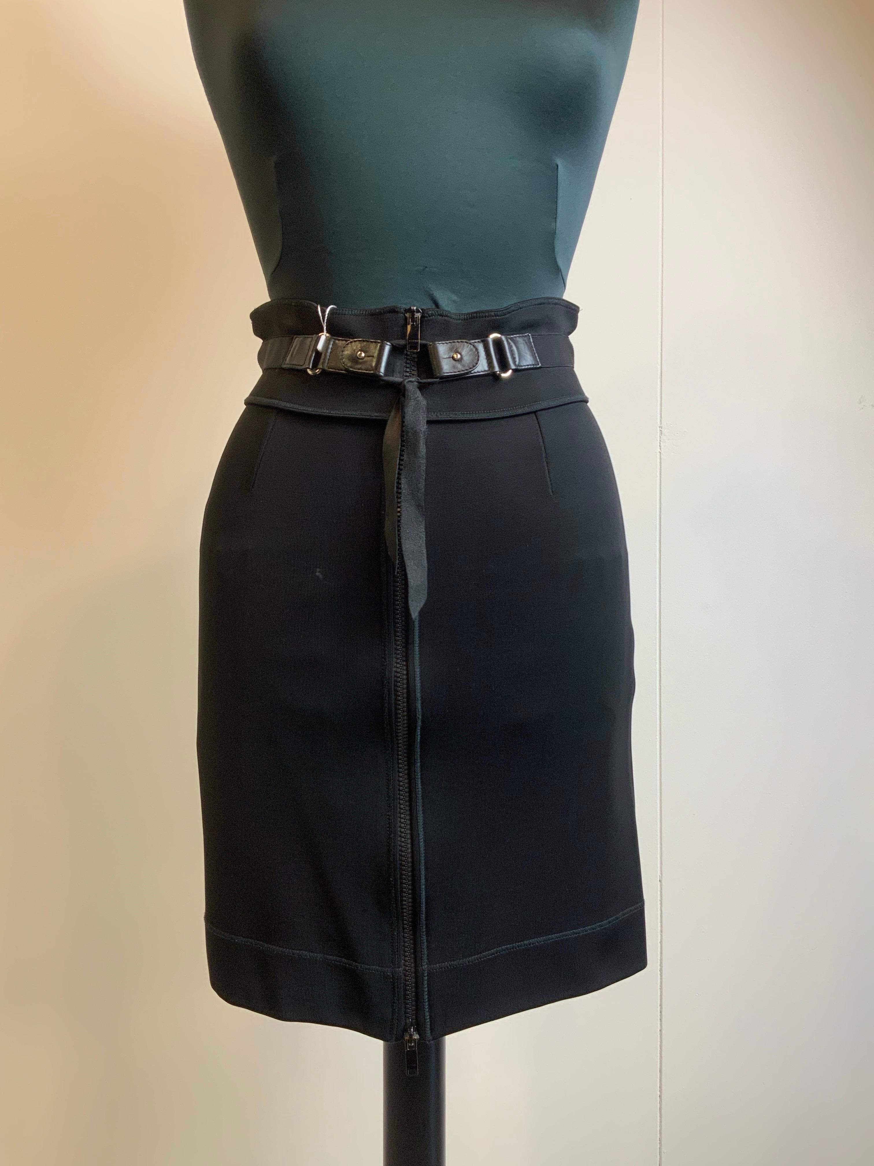 Gucci pencil skirt.
2009 collection by Frida Giannini.
In viscose and polyamide.
The zip opens on both sides.
Italian size 38.
Waist 34cm
Hips 42 cm
Length 51 cm
Good general condition, second hand item with several signs of use.
It has a small