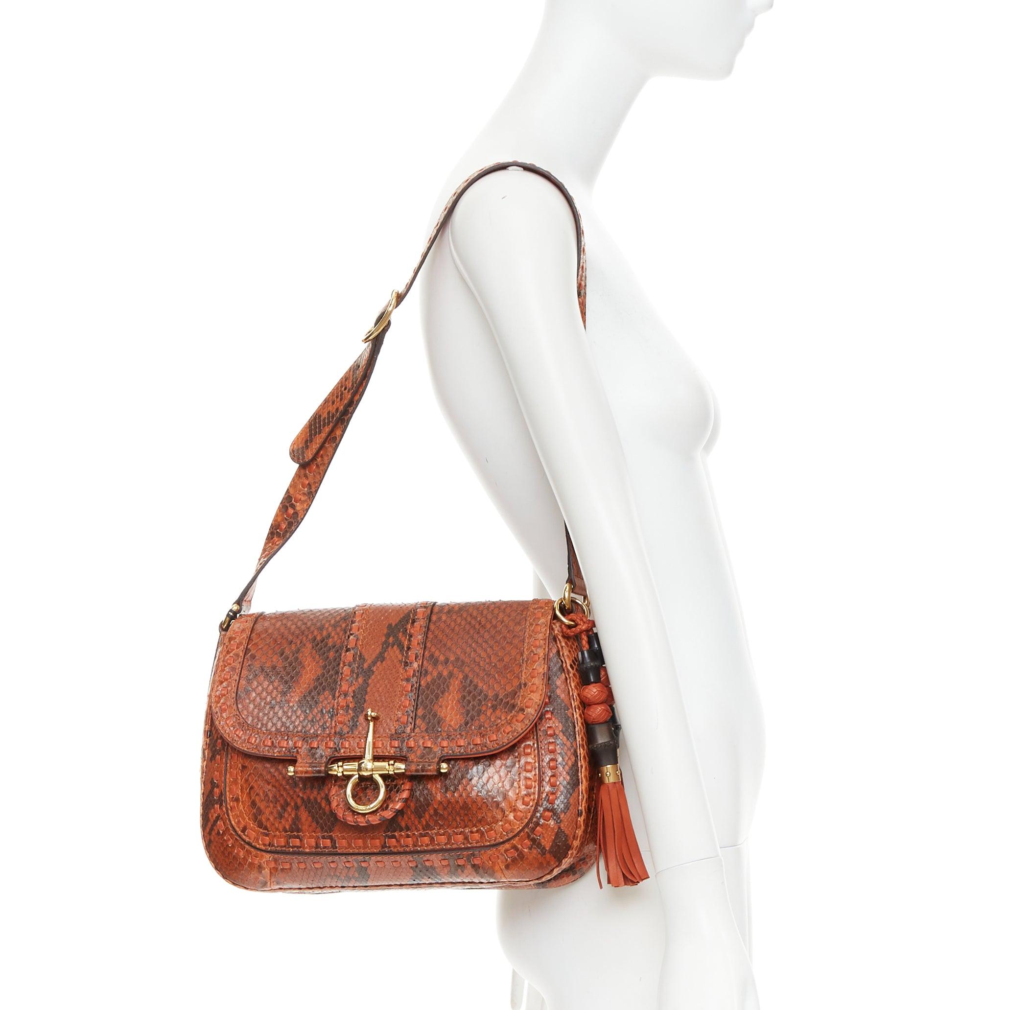 Bolso GUCCI 2011 Snaffle Bit Medium Bolso crosbody de piel escamada naranja
Referencia: TGAS/F00121
Marca: Gucci
Model No: Snaffle Bit Medium
Colección: 2011
Material: Piel
Color: Marrón, Dorado
Patrón: Estampado animal
Cierre: Bucle pasante
Forro: