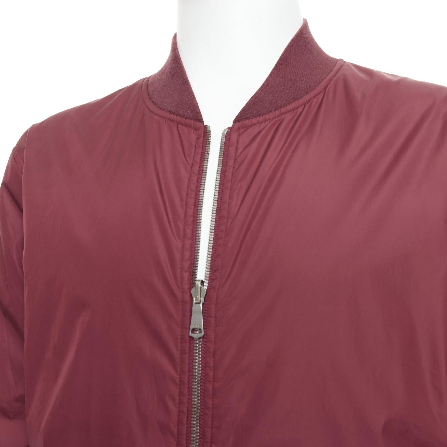 Gucci 2015 reversibile  bomber con zip in nylon bordeaux Monogram IT54 XXL
Riferimento: TGAS/E00692
Marchio: Gucci
Collezione: 2015
Materiale: Nylon
Colore: Borgogna
Modello: Tinta unita
Chiusura: zip
Fodera: Nylon bordeaux
Dettagli extra: