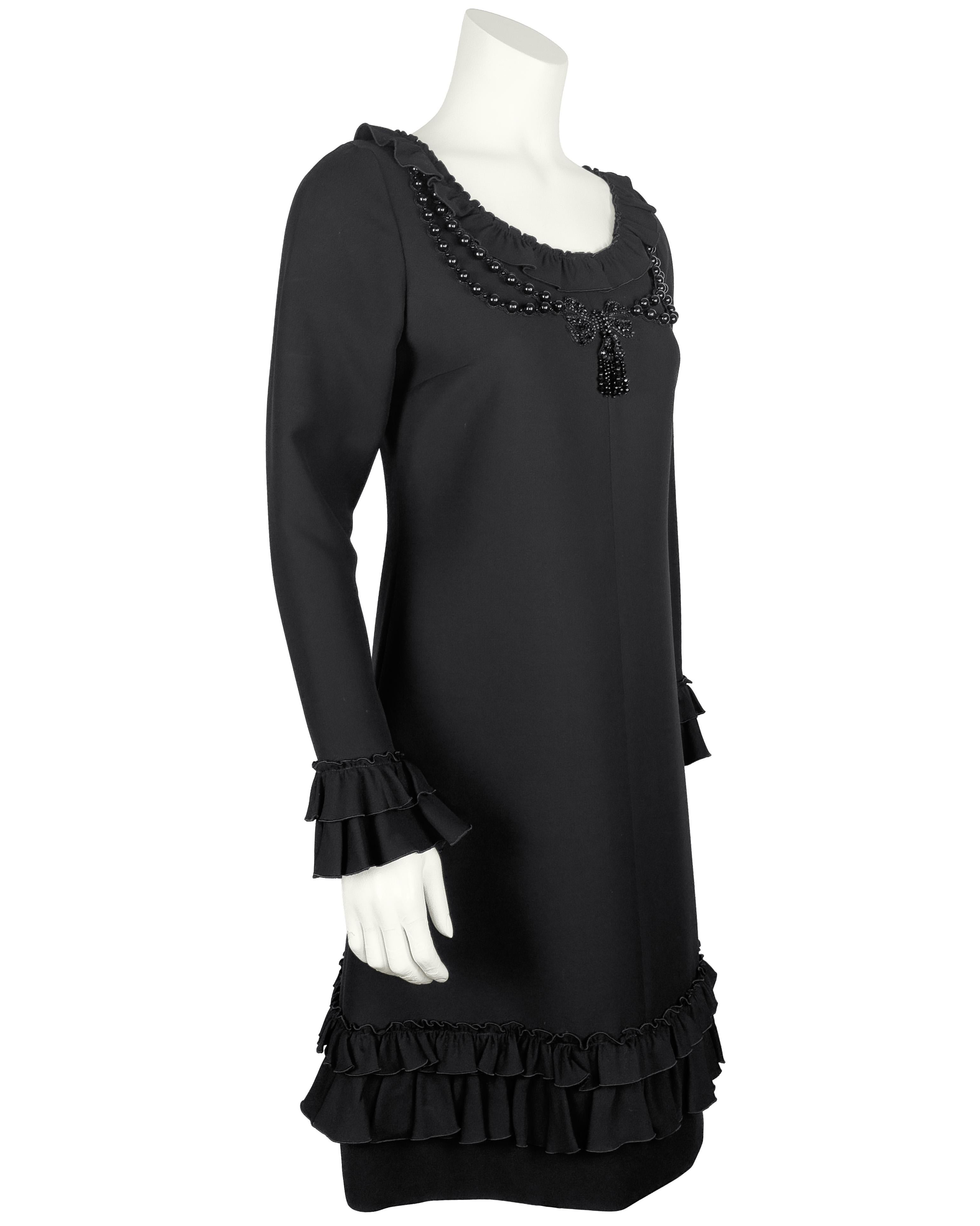 Abito a maniche lunghe nero di Gucci 2016 con scollo a pallina, bordi con volant sui polsini e sull'orlo. Splendide perline nere multidimensionali che incorniciano lo scoop con fiocco di perline e dettaglio di nappe. In ottime condizioni. Taglia 42