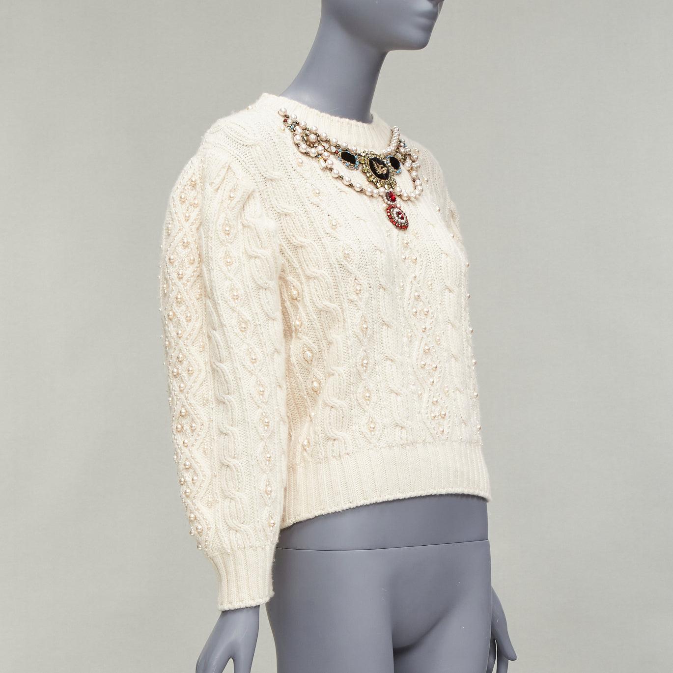 GUCCI 2016 cream wool cashmere faux pearl necklace embellished cable sweater S In Excellent Condition For Sale In Hong Kong, NT