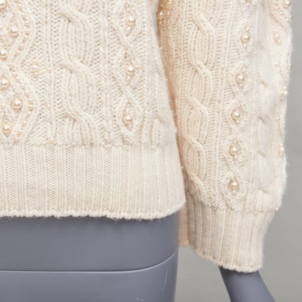 GUCCI 2016 Cremefarbener Pullover aus Wolle und Kaschmir mit Perlenhalskette und Kabel S im Angebot 3