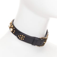 GUCCI 2017 – Schwarze Choker-Halskette aus Kalbsleder mit goldenem GG-Motiv und Kunstperlenverzierung