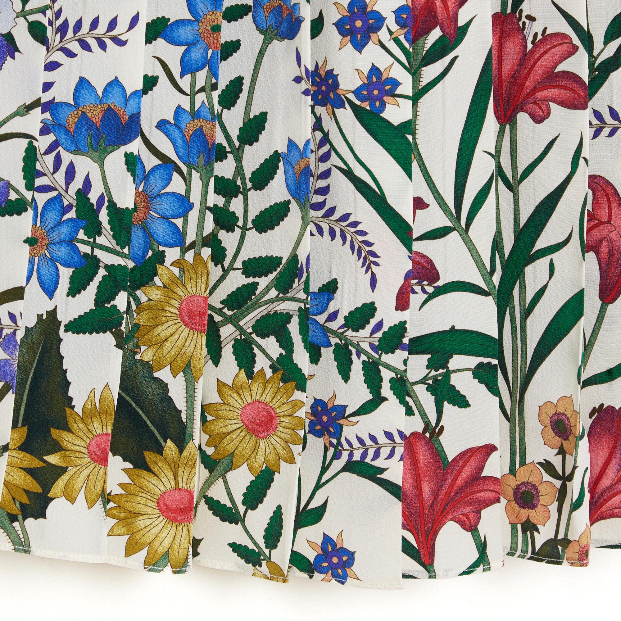 Gucci 2017 skirt by Alessandro Michele in ecru silk twill, Flora print, pleated from the top of the leg, mid-calf length, grosgrain belt at the waist closed by a hook and zip, unlined. Size 38FR or UK10 and US8: waist 37 cm, length 82 cm. The skirt