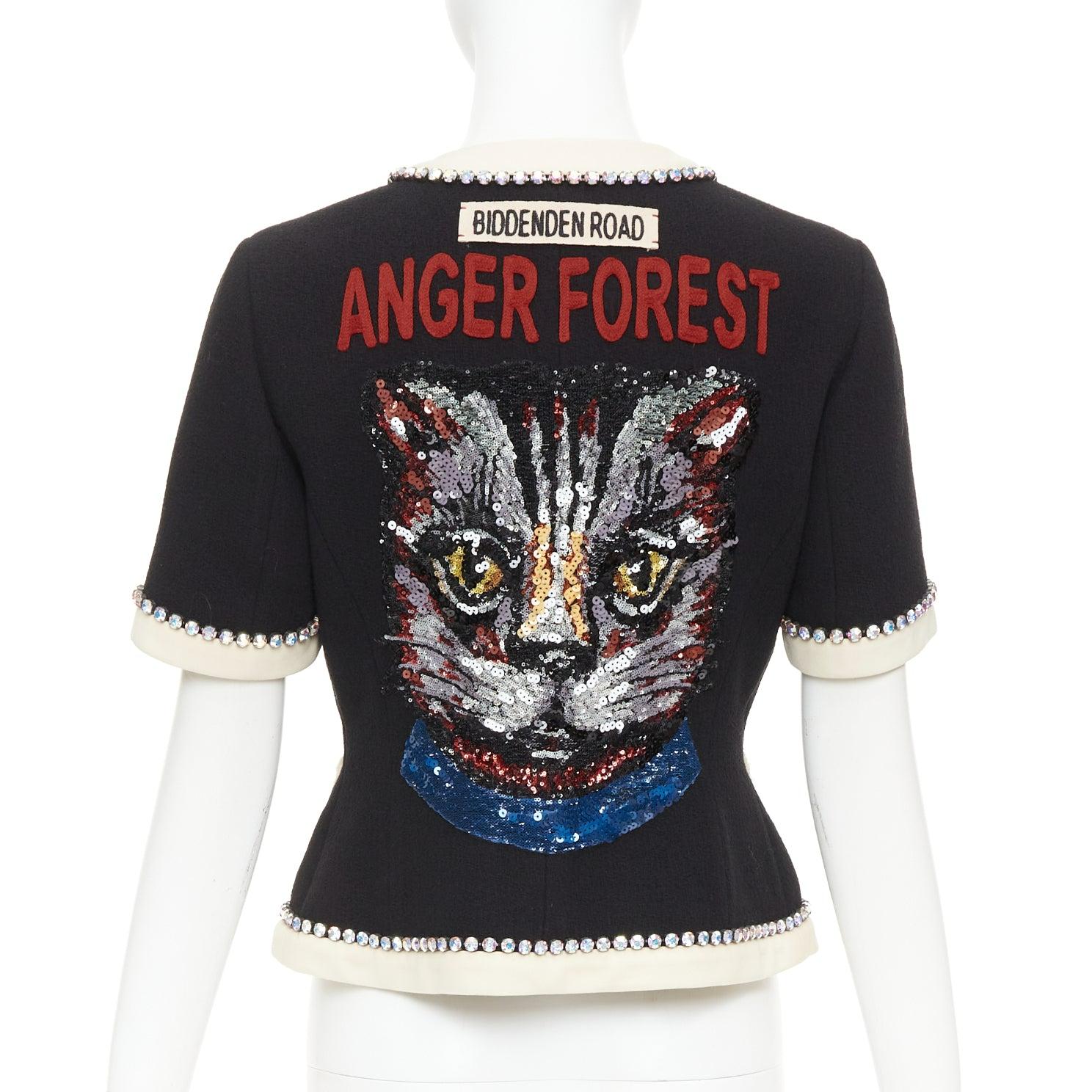 GUCCI 2017 Runway schwarz tailleur Kristall Schleife Swarovski verschönert Wolle Jacke IT40 S
Referenz: MECG/A00209
Marke: Gucci
Designer: Alessandro Michele
Collection'S: FW 2017 - Laufsteg
MATERIAL: Wolle
Farbe: Schwarz, Creme
Muster: