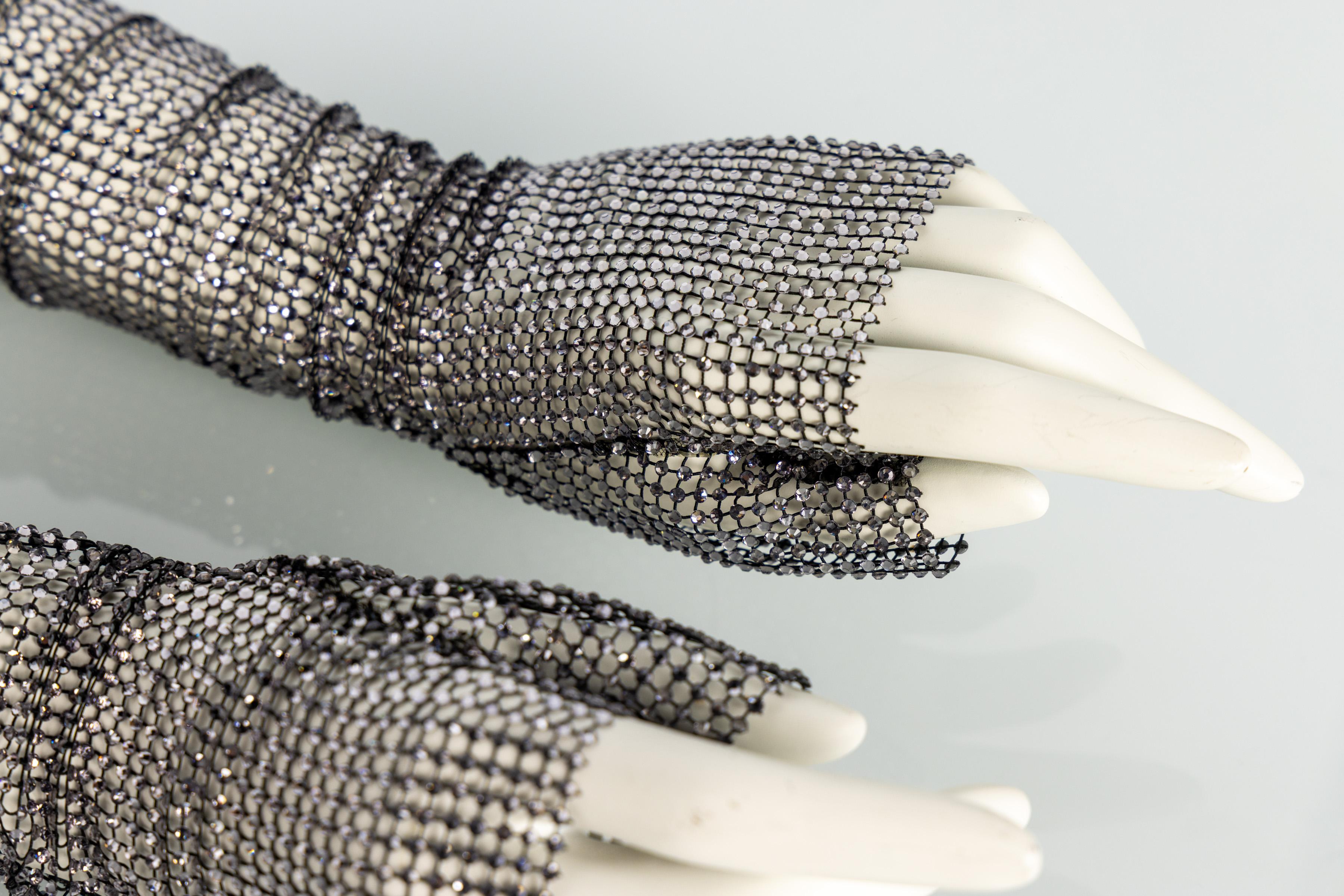 Noir Gucci 2017 Runway Crystal Mesh Elbow Length Fingerless Gloves New (gants sans doigts) en vente
