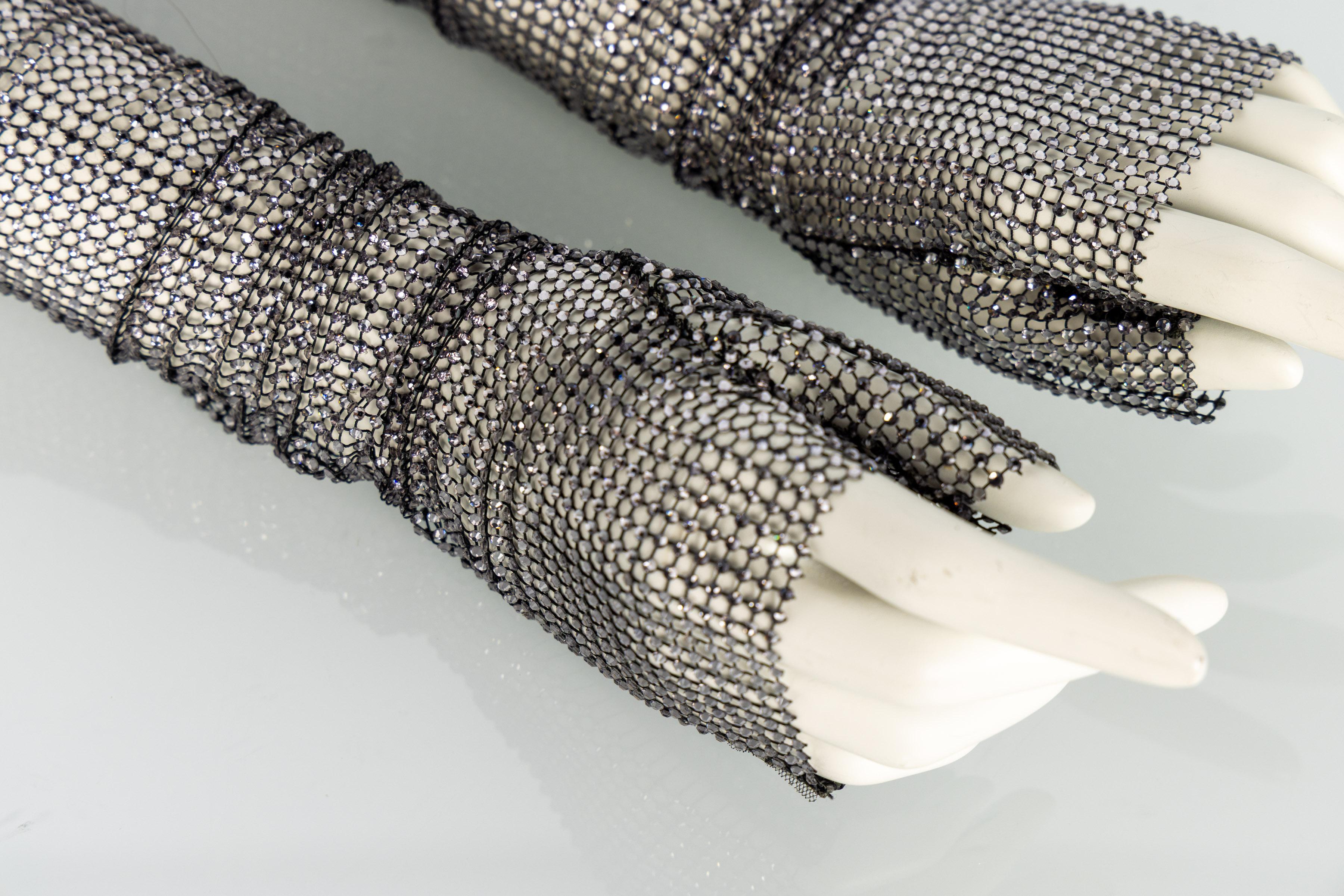Gucci 2017 Runway Crystal Mesh Elbow Length Fingerless Gloves New (gants sans doigts) Neuf - En vente à Boca Raton, FL