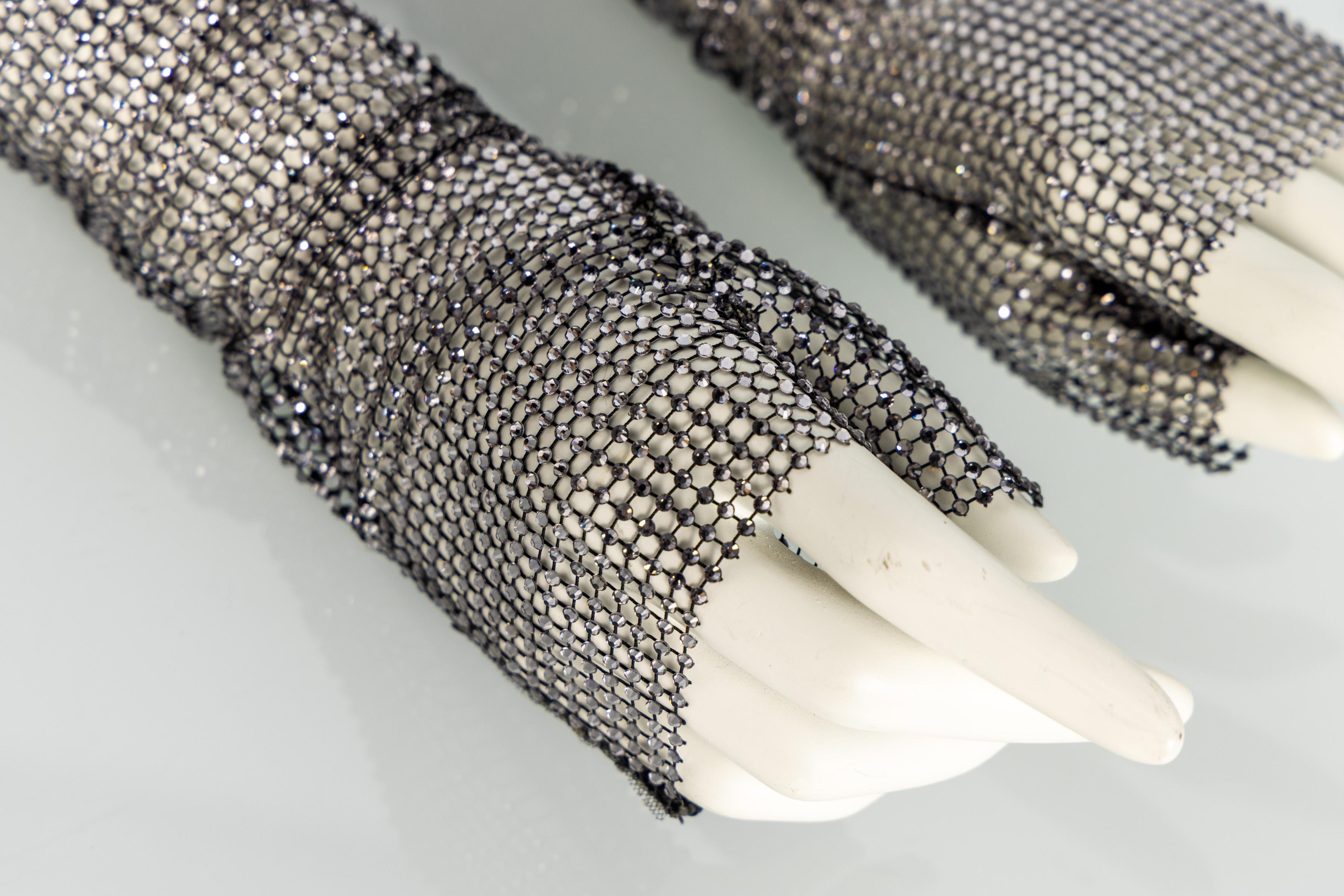Gucci 2017 Runway Crystal Mesh Elbow Length Fingerless Gloves New (gants sans doigts) en vente 3