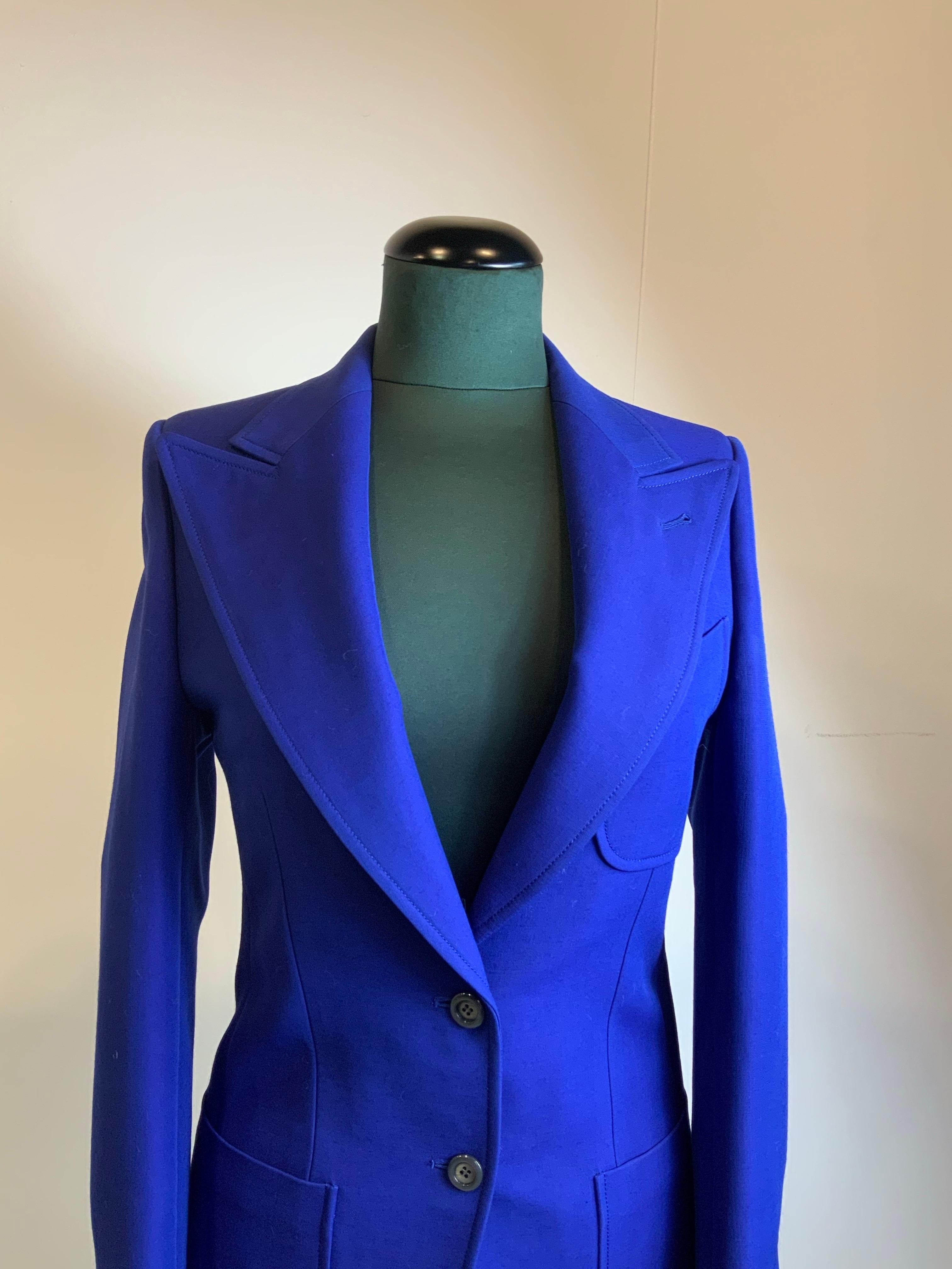 Chaqueta Gucci azul brillante.
Colección 2018.
Veste pour la cote d azur en hiver.
En lana y seda. Forrado de viscosa.
Talla 36 italiana.
Hombros 36 cm
Busto 38 cm
Largo 78 cm
Excelente estado general, como nueva. Presenta signos mínimos de uso