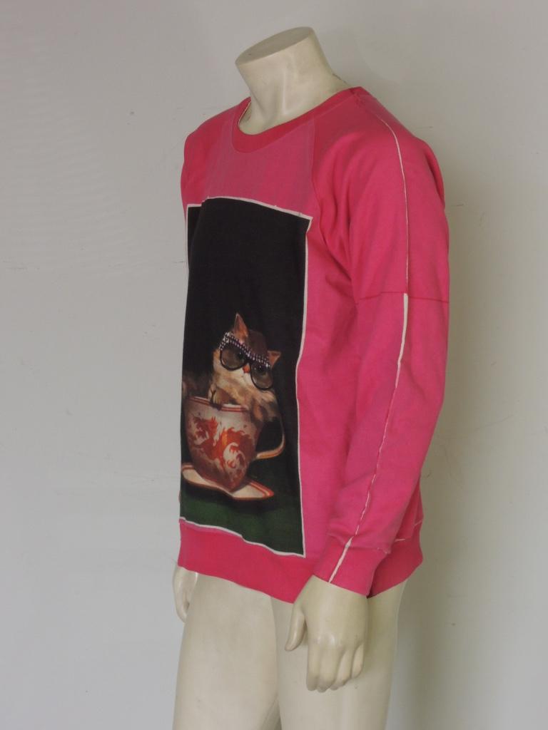 Gucci 2018 Ignasi Monreal Print Pink Cat Teacup Sweatshirt For Sale 2
