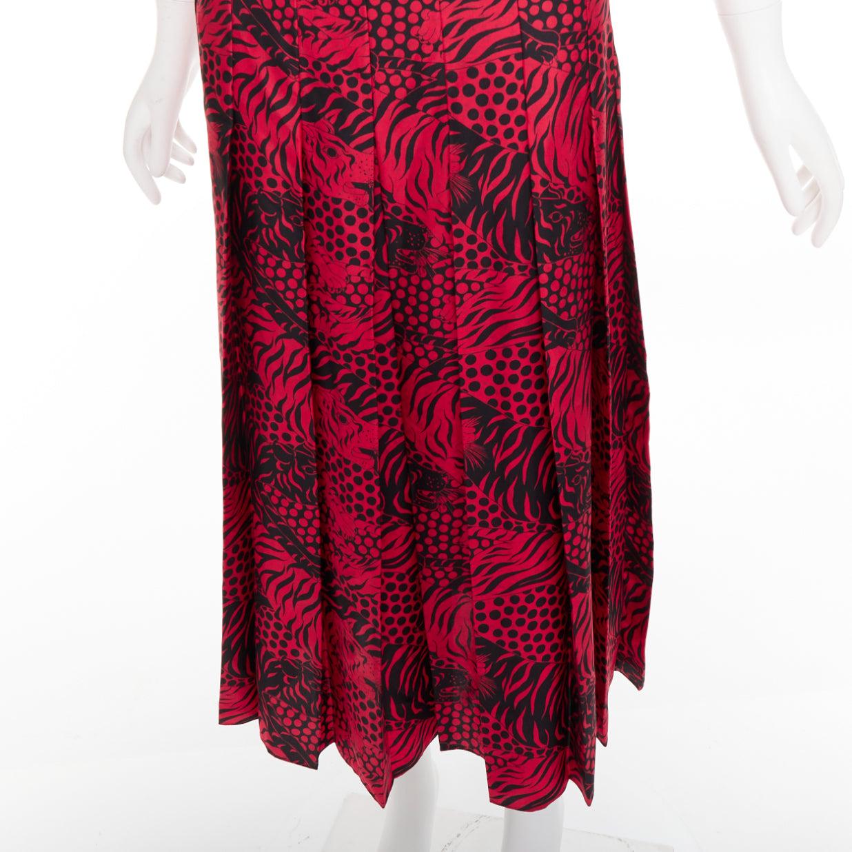 GUCCI 2018 Michele negro rojo 100% seda estampado tigre falda midi plisada IT38 XS
Referencia: LNKO/A02613
Marca: Gucci
Diseñador: Alessandro Michele
Colección: 2018
Visto en: Kelly Ripa
Material: Seda
Color: Rojo, Negro
Patrón: Lunares
Cierre: