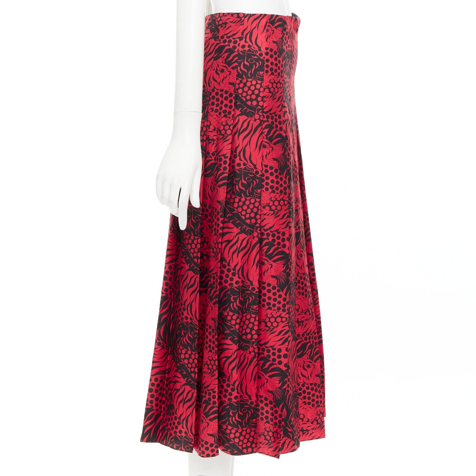 GUCCI 2018 Michele negro rojo 100% seda estampado tigre falda midi plisada IT38 XS en Excelente estado para la venta en Hong Kong, NT