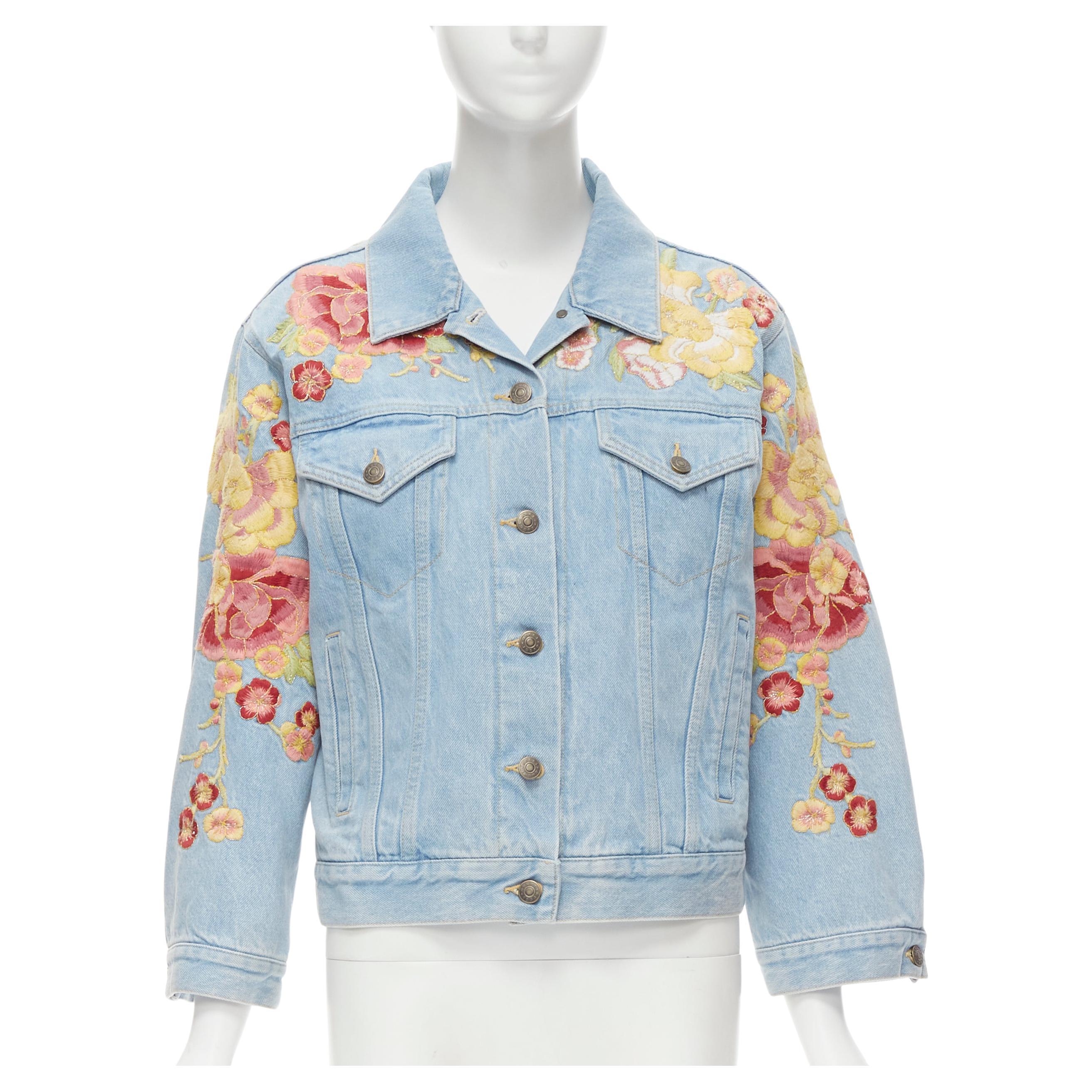 GUCCI 2018 oriental blossom floral embroidery light blue washed denim trucker jacket IT44 M 
Reference: MELK/A00022 
Brand: Gucci 
Designer: Alessandro Michele 
Collection: 2018 
Material: Denim 
Color: Blue 
Pattern: Floral 
Closure: Button 
Extra