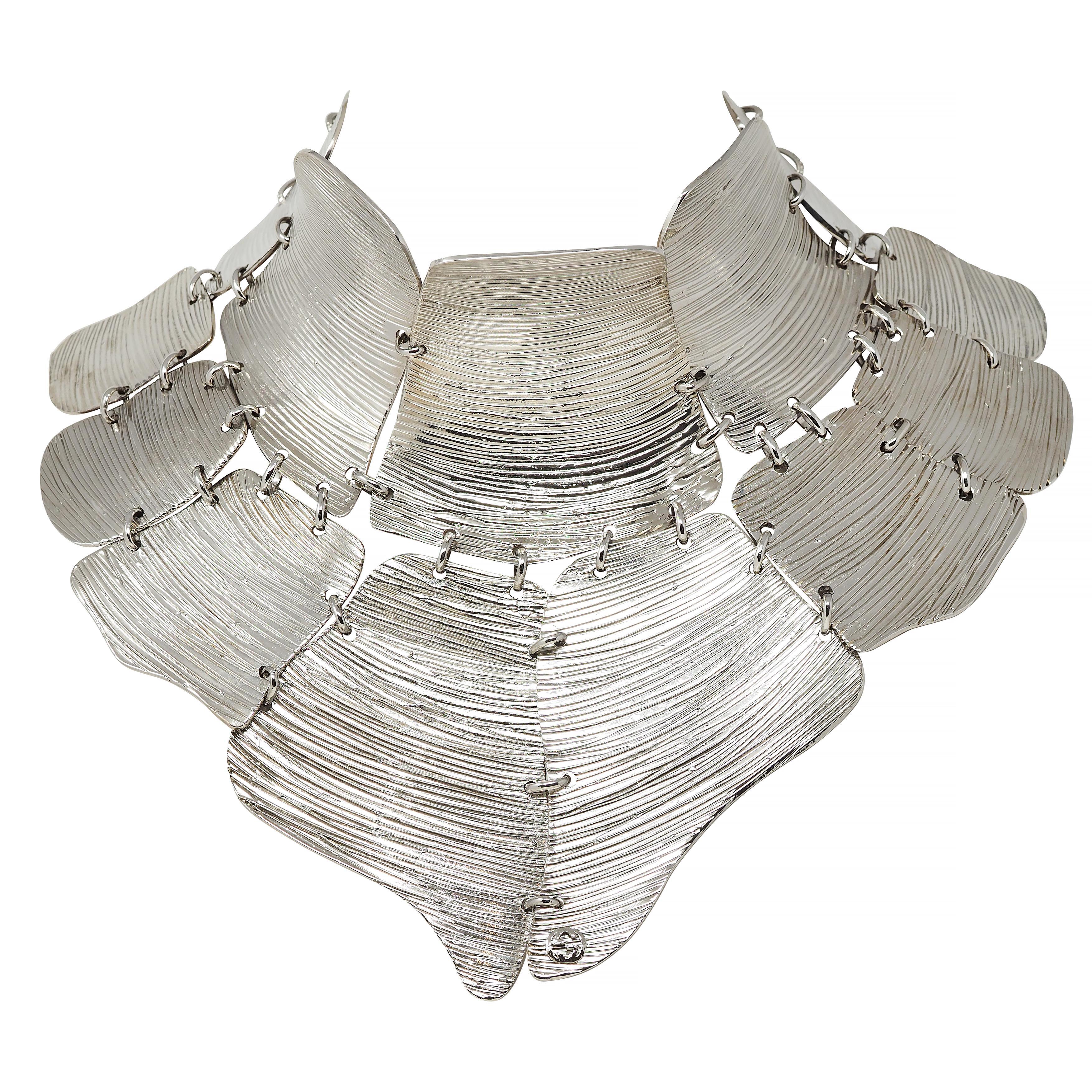 Gucci 2019 Runway Palladium Plated Textured Bib Collar Statement Necklace (collana con collare) in vendita 11