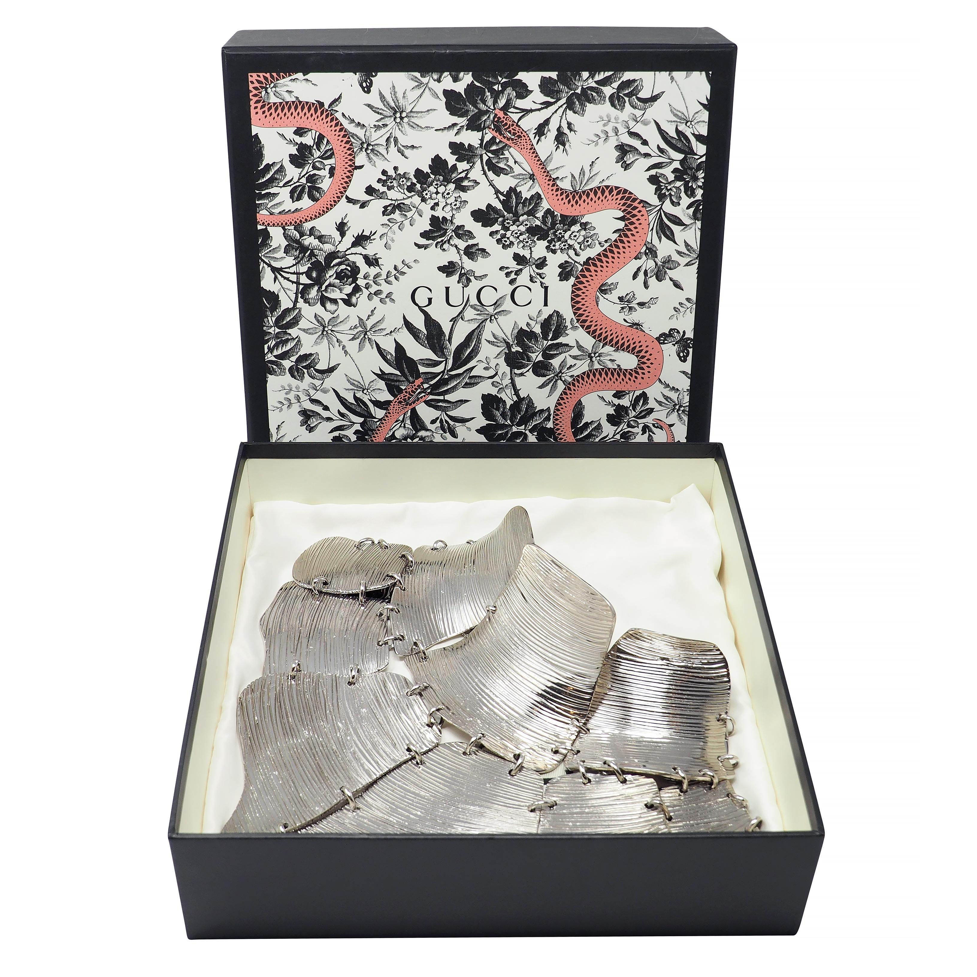 Gucci 2019 Runway Palladium Plated Textured Bib Collar Statement Necklace (collana con collare) in vendita 14