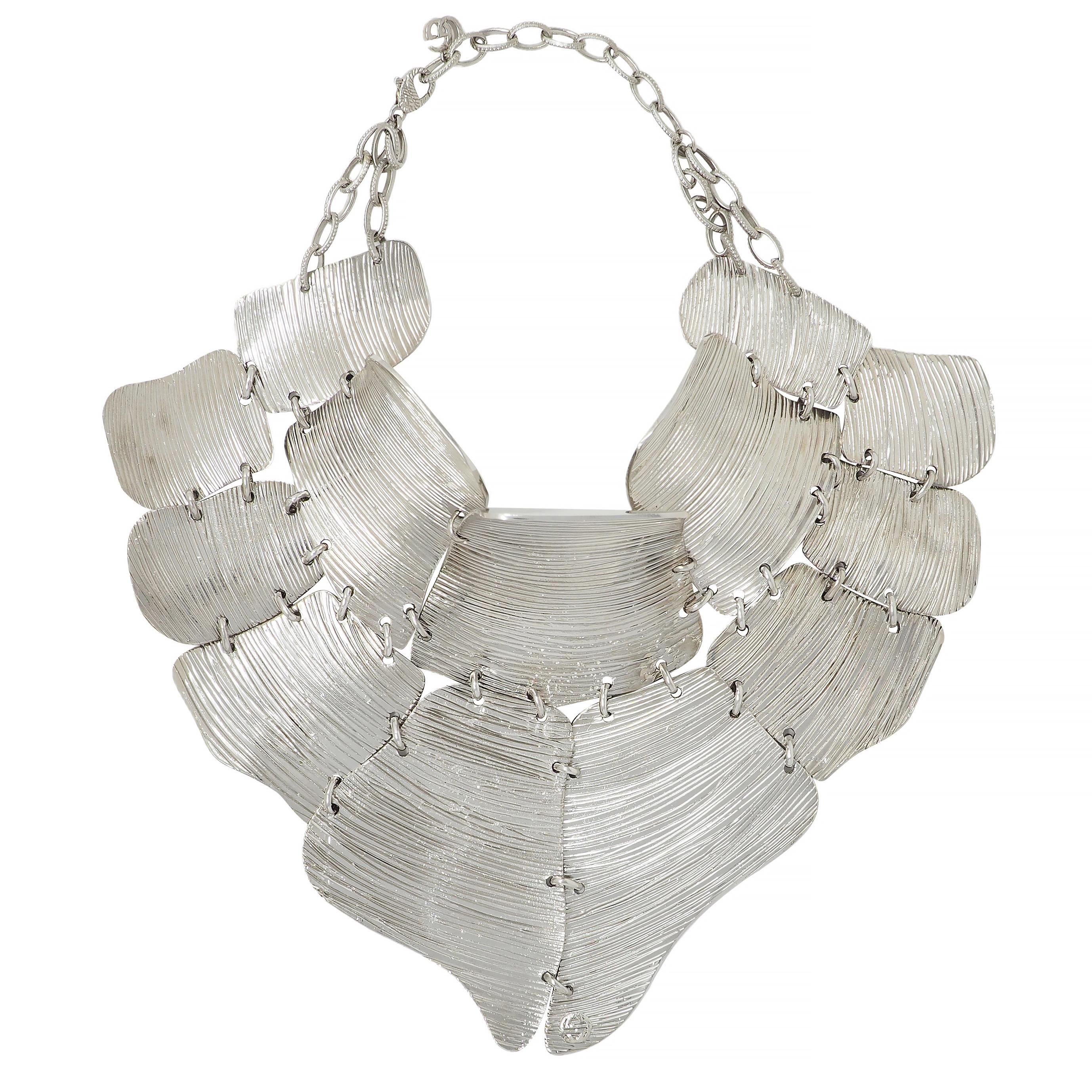 Gucci 2019 Runway Palladium Plated Textured Bib Collar Statement Necklace (collana con collare) In condizioni ottime in vendita a Philadelphia, PA
