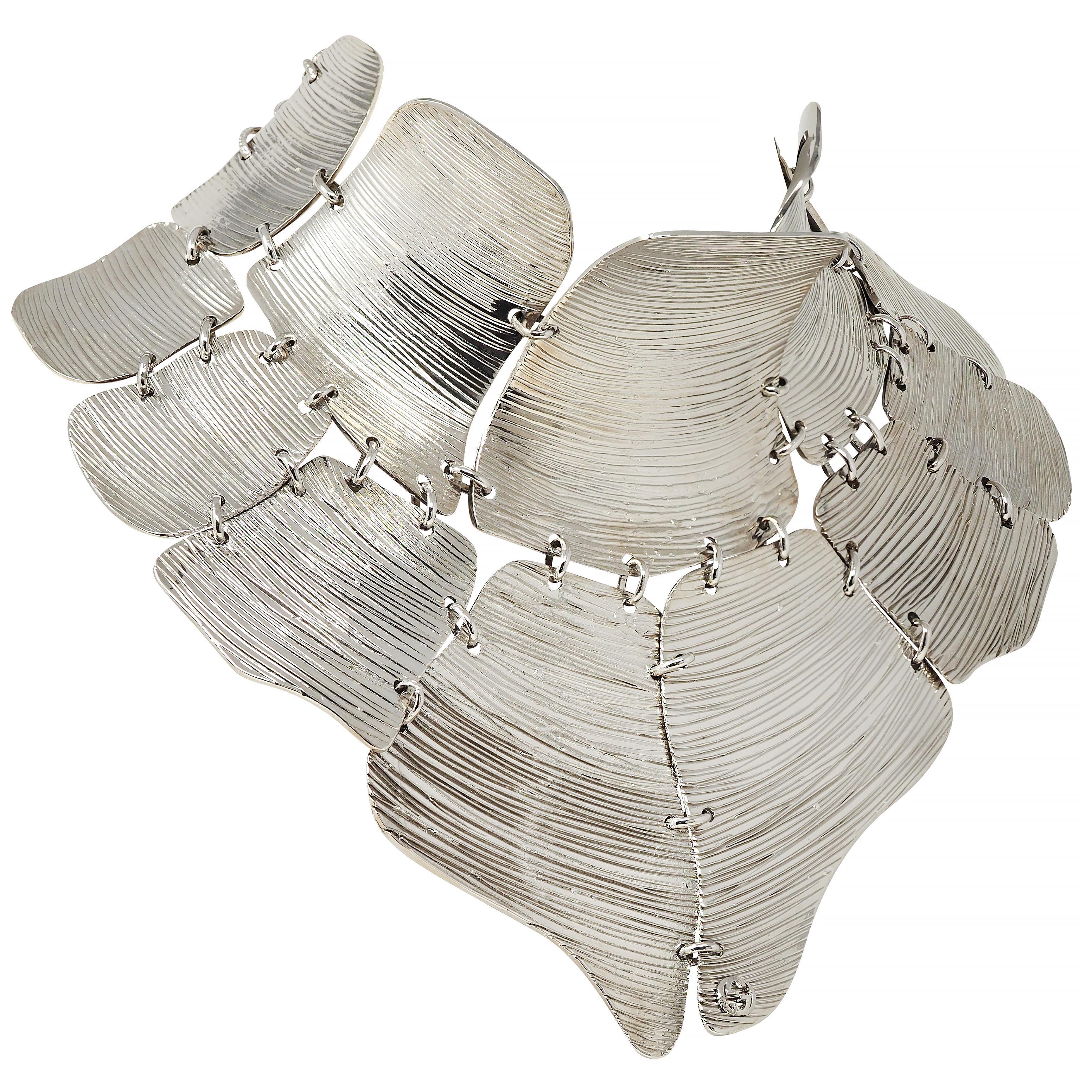 da uomo o donna Gucci 2019 Runway Palladium Plated Textured Bib Collar Statement Necklace (collana con collare) in vendita