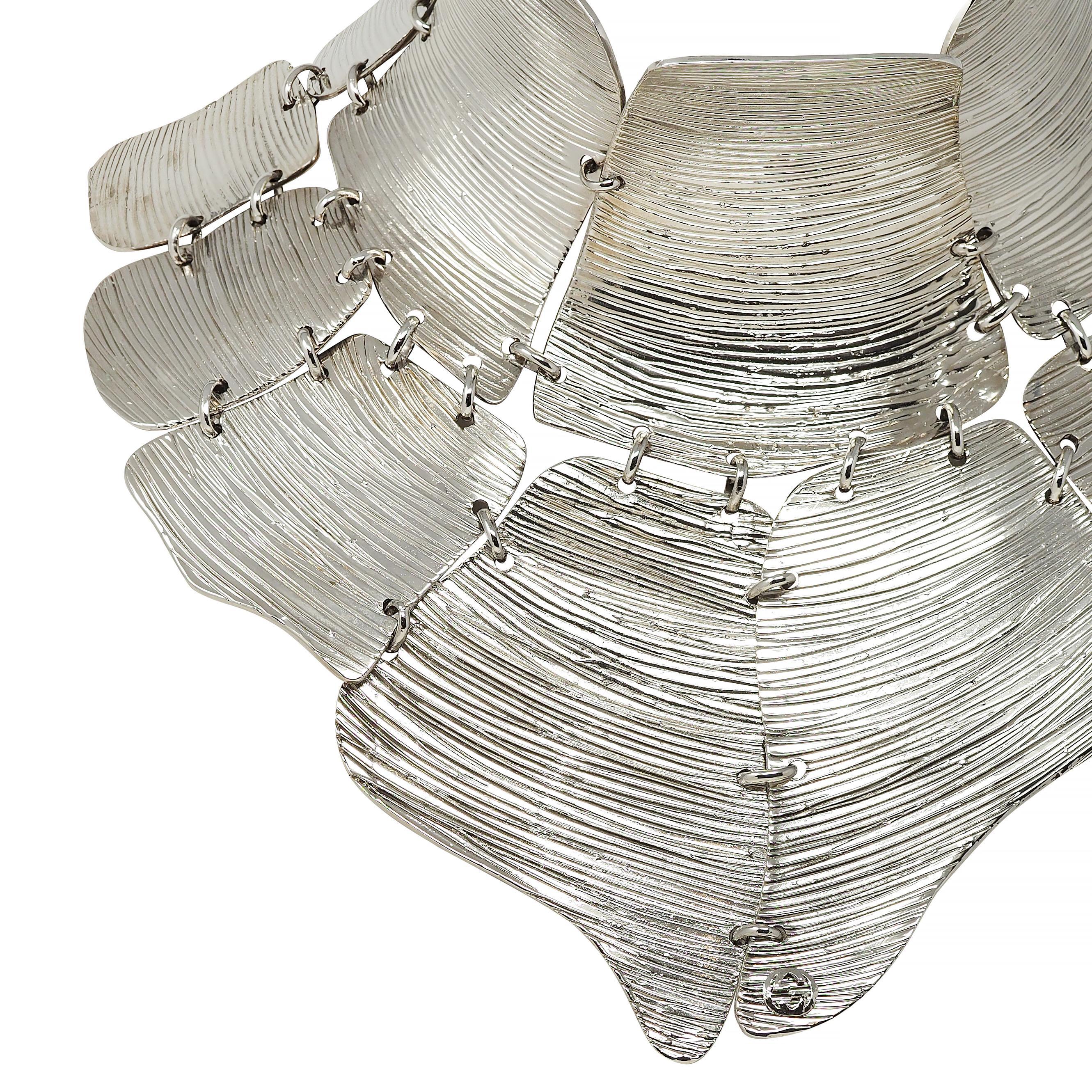Gucci 2019 Runway Palladium Plated Textured Bib Collar Statement Necklace (collana con collare) in vendita 4