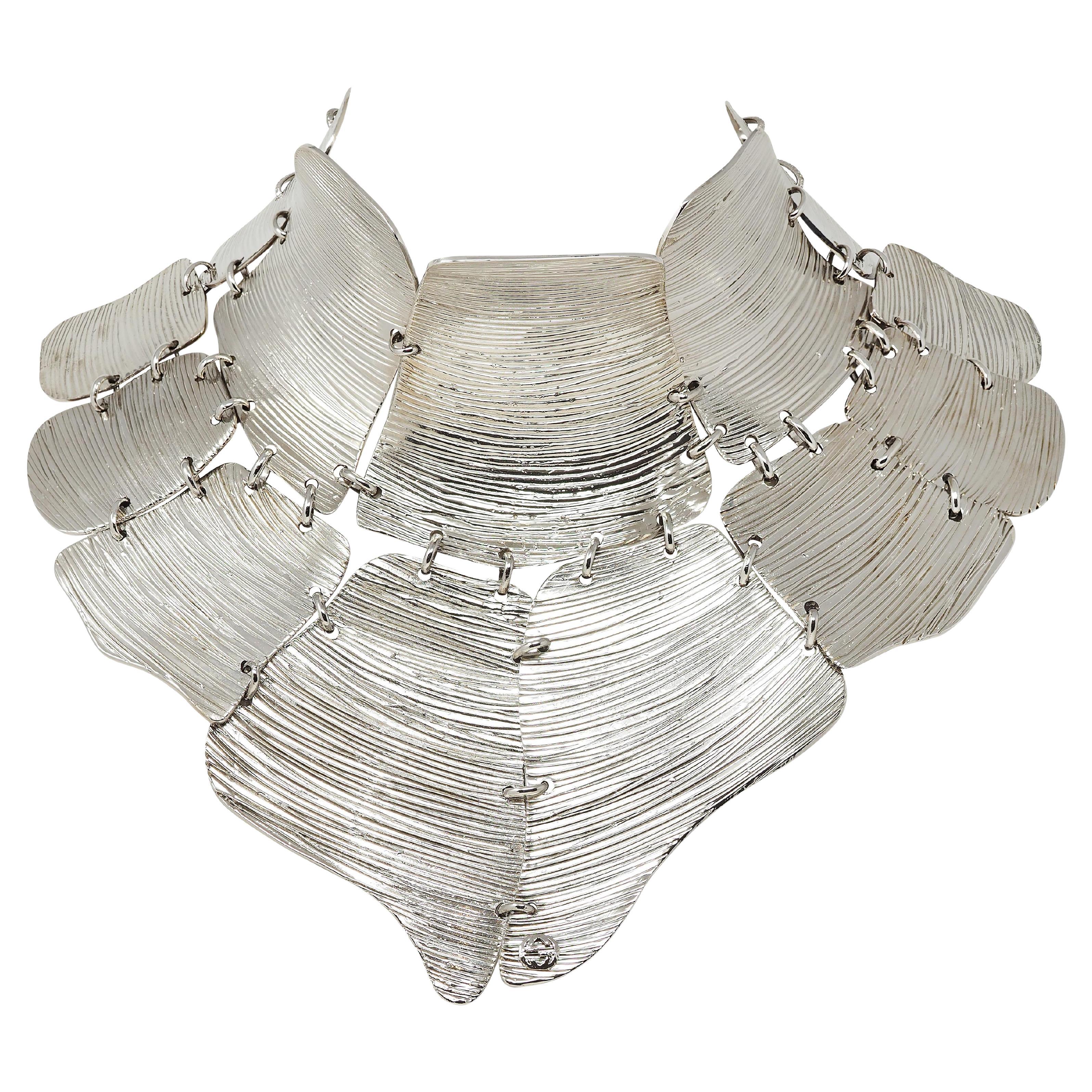 Gucci 2019 Runway Palladium Plated Textured Bib Collar Statement Necklace (collana con collare) in vendita