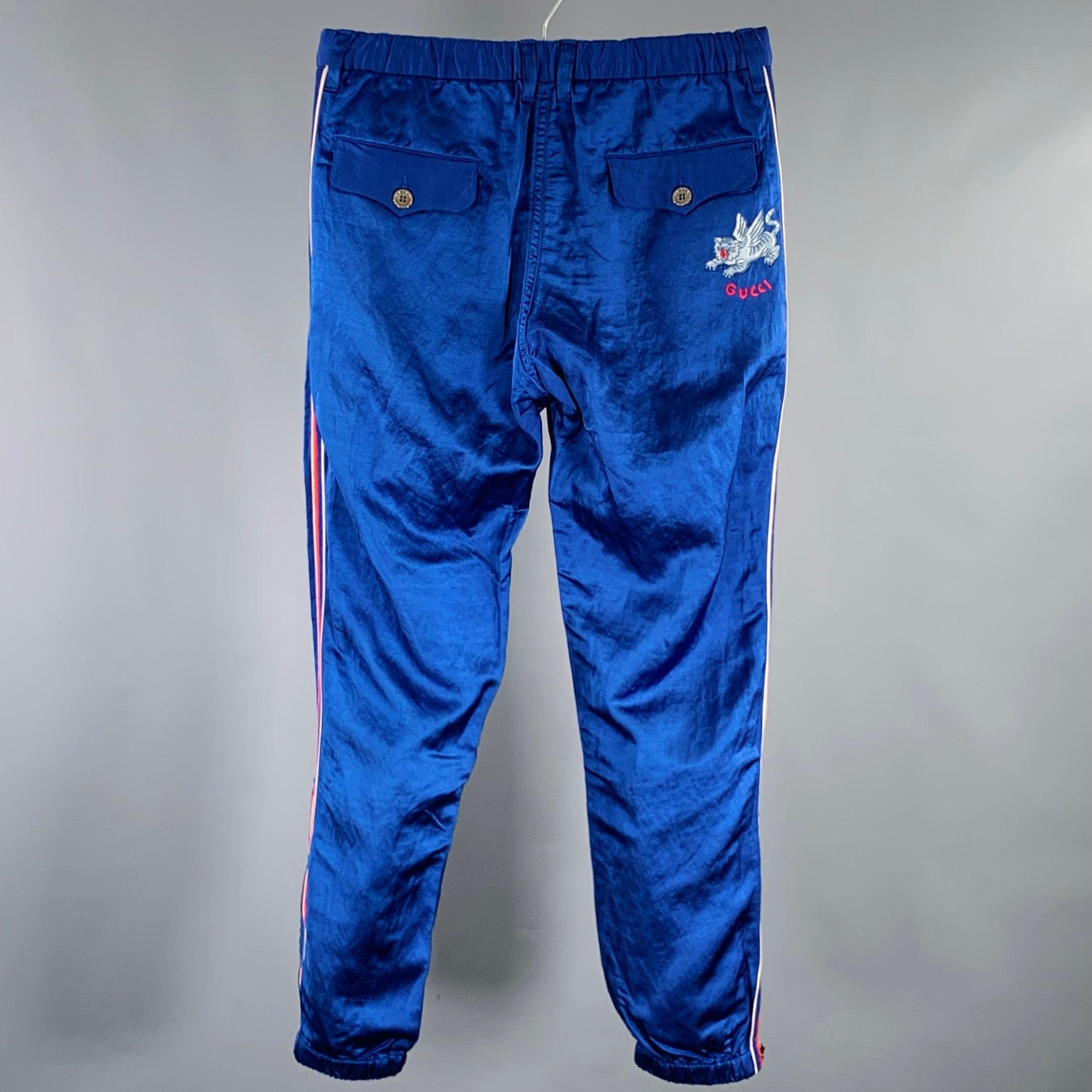 GUCCI by Alessandro Michele 2019 pantalon décontracté
dans un mélange de viscose et de lin bleu et rouge, avec un style jogger, des rayures bleues et rouges sur les côtés et un cordon de serrage. Fabriqué en Italie. Nouveau avec étiquettes. 

Marqué