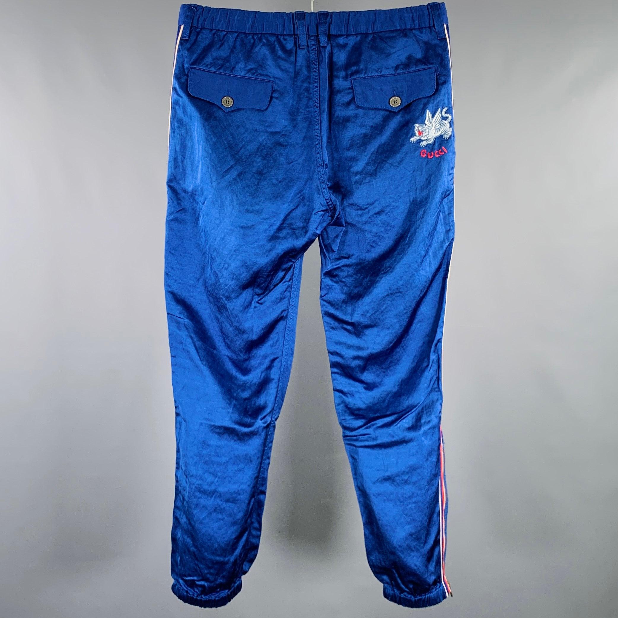 GUCCI by Alessandro Michele 2019 pantalon décontracté
dans un mélange de viscose et de lin bleu et rouge, avec un style jogger, des rayures bleues et rouges sur les côtés et un cordon de serrage. Fabriqué en Italie. Nouveau avec étiquettes. 

Marqué