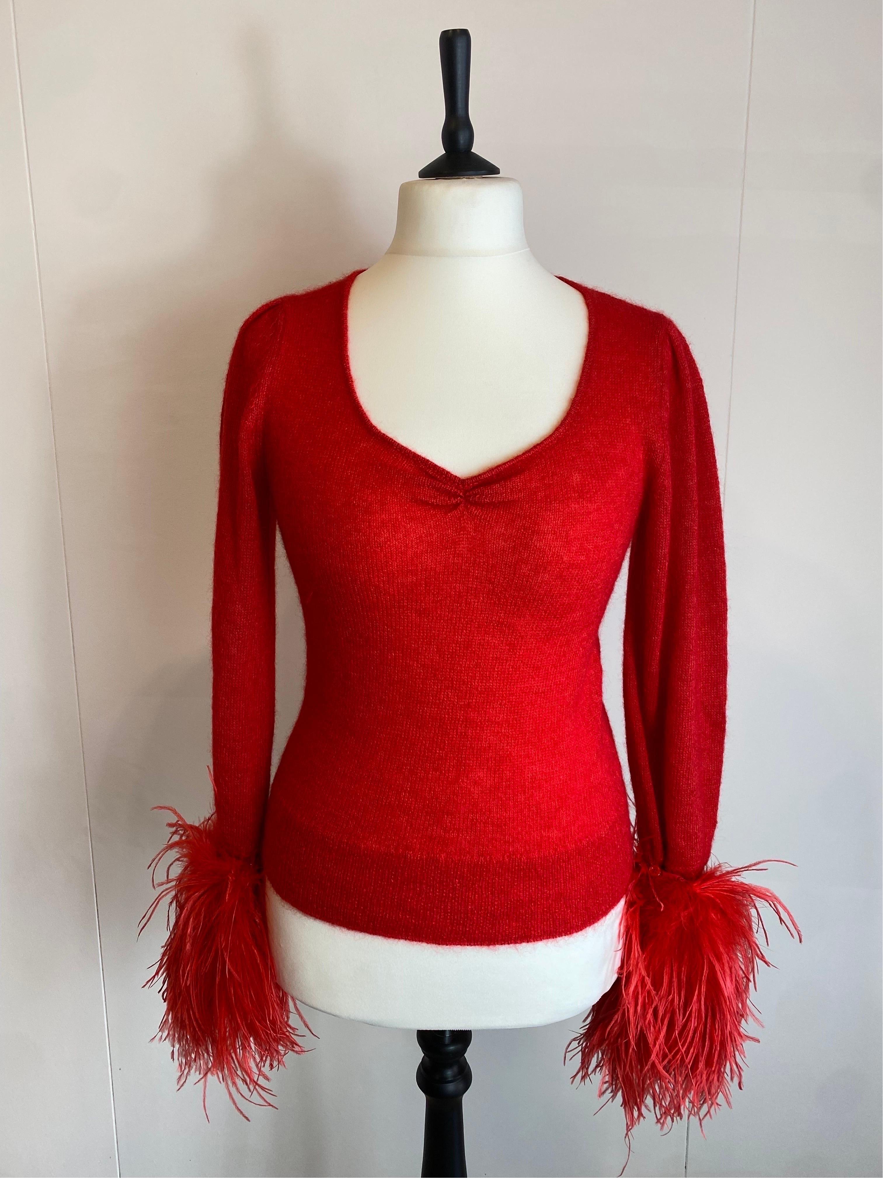 Gucci V neck sweater.
2020 collection.
In mohair, silk and wool. Feather detail on the sleeves which can be removed if desired.
Italian size 36
Shoulders 40 cm
Bust 40 cm
Length 59 cm
Sleeve 62 cm
New, with label.