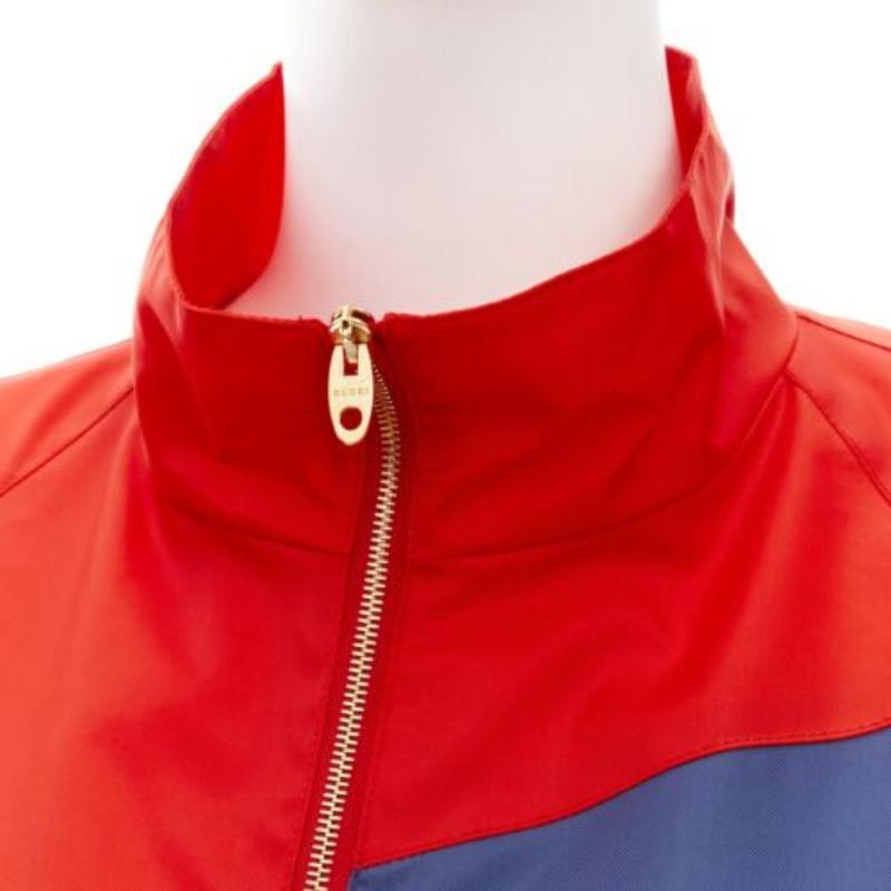 Gucci 2020 Script logo rosso blu nylon track coach jacket IT44 L.
Riferimento: TGAS/D00940
Marchio: Gucci
Designer: A. Michel
Collection'S: FW 2020
Materiale: Poliammide
Colore: rosso, blu
Modello: Tinta unita
Chiusura: zip
Fodera: Tessuto