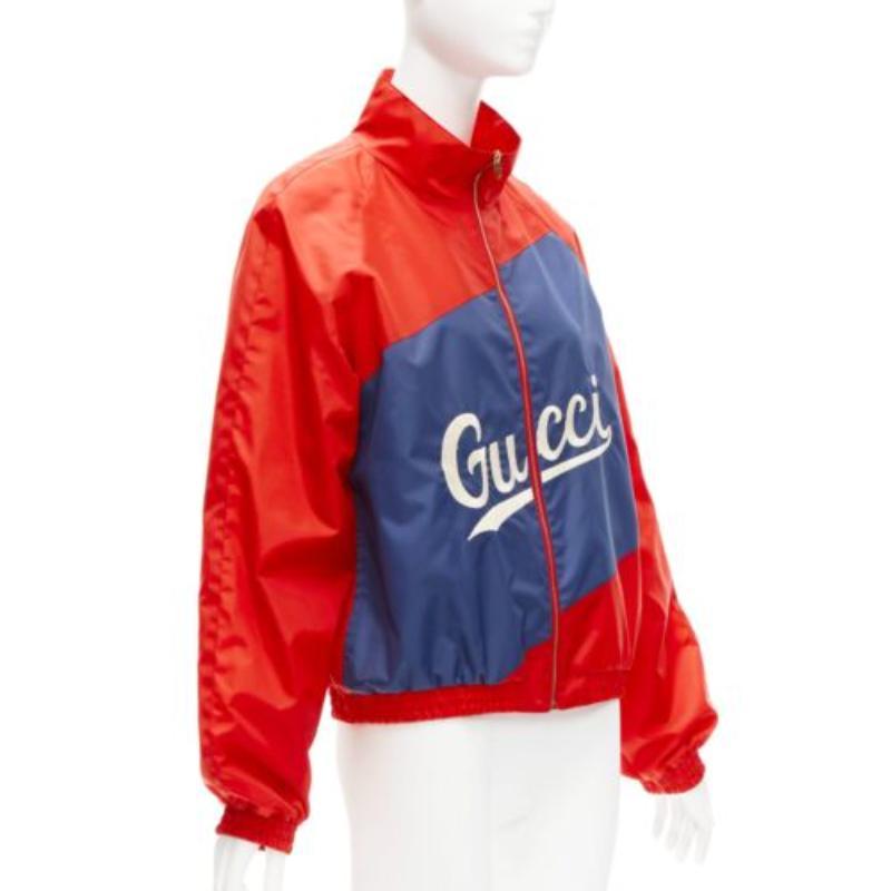 Gucci 2020 Script logo rosso blu nylon track coach jacket IT44 L. In condizioni buone in vendita a Hong Kong, NT