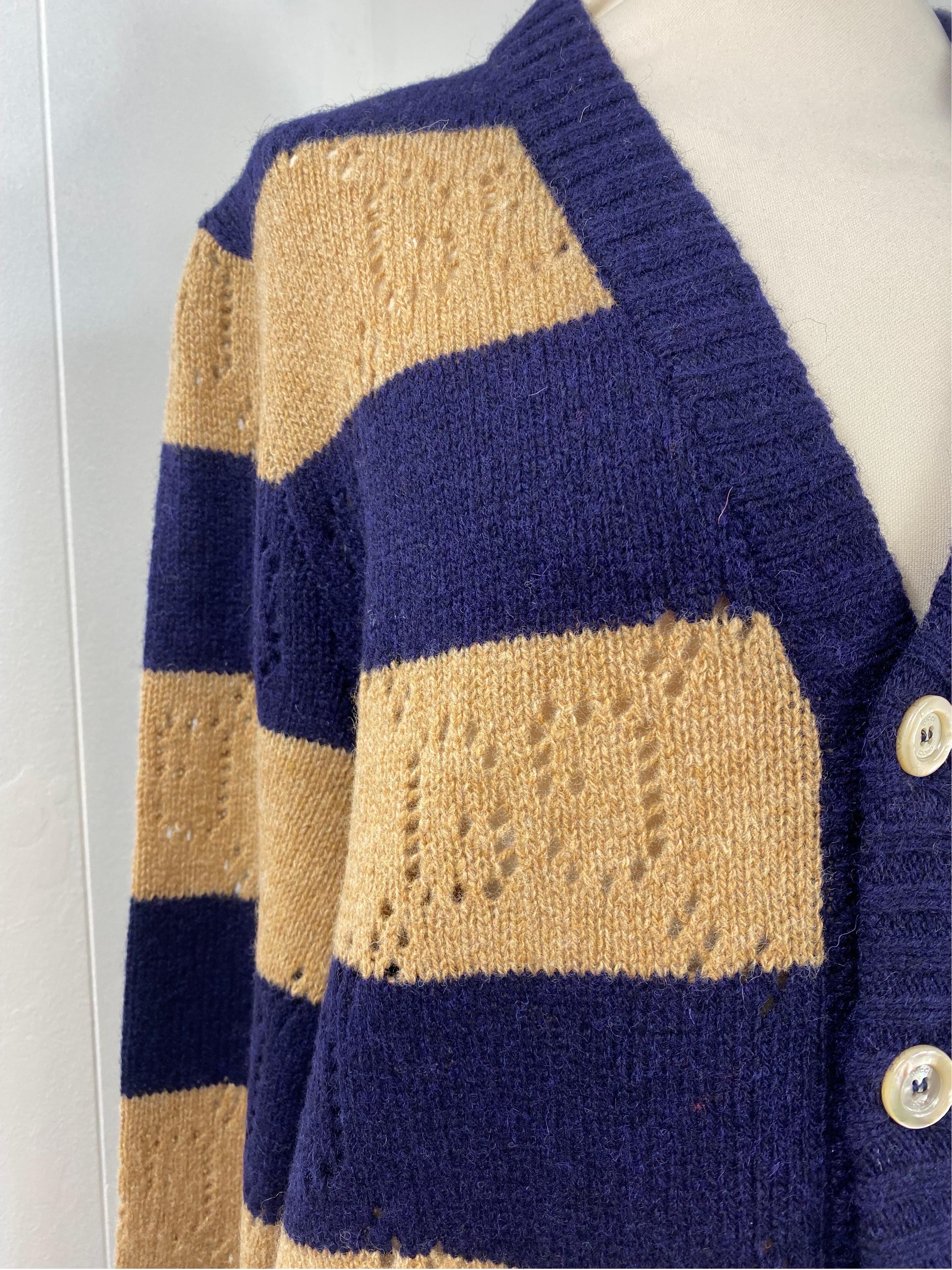 GUCCI GG CARDIGAN.
2021 collection
In wool. Striped beige and blue.
Size M.
Shoulders 44 cm
Bust 56 cm
Length 70 cm
Sleeve 68 cm
New, with tag. Never worn.
Born as a garment for men but also beautiful for women.