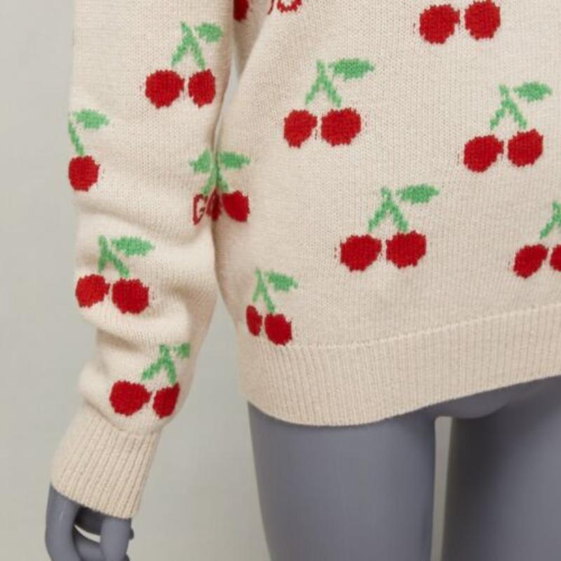 GUCCI 2023 beige rot GG Logo Cherries crew Pullover mit langen Ärmeln XS im Angebot 2