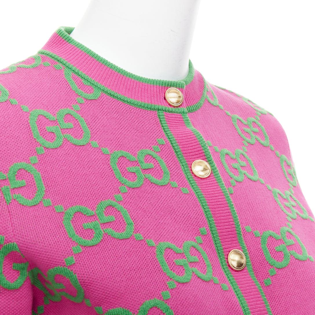 GUCCI 2023 rosa grüne Seidenmischung GG Jacquard-Crop-Strickjacke XS
Referenz: AAWC/A01309
Marke: Gucci
Collection'S: 2023
MATERIAL: Baumwolle, Seide, Gemisch
Farbe: Rosa, Grün
Muster: Monogram
Verschluss: Knopf
Zusätzliche Details: GG-Jacquard ist