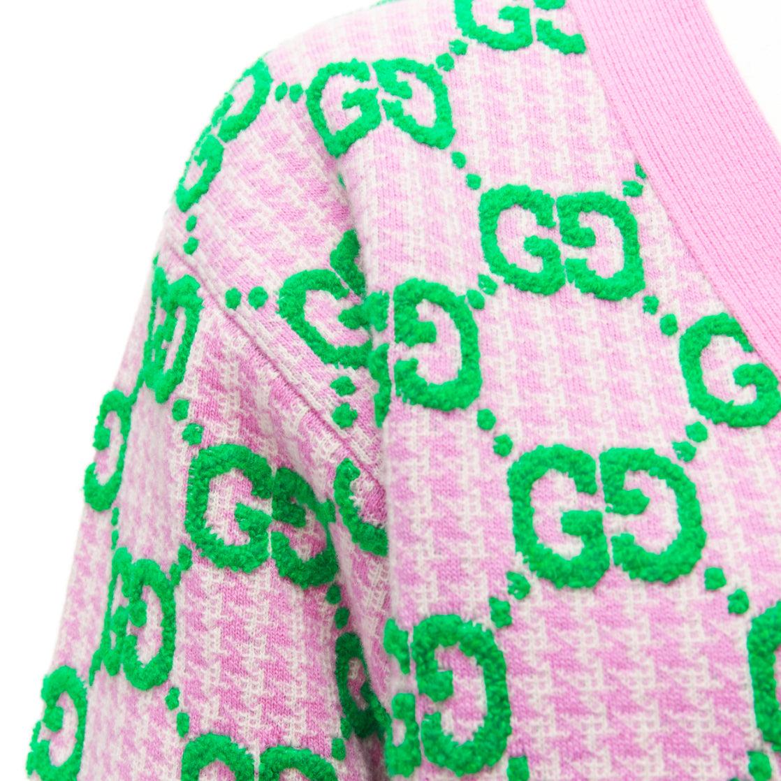 GUCCI 2023 wool pink green GG monogram jacquard oversized cardigan sweater XS
Reference: AAWC/A00623
Brand: Gucci
Collection: 2023 SS
Material: 100% Wool
Color: Pink, Green
Pattern: Monogram
Closure: Button
Extra Details: Mother of pearl buttons.