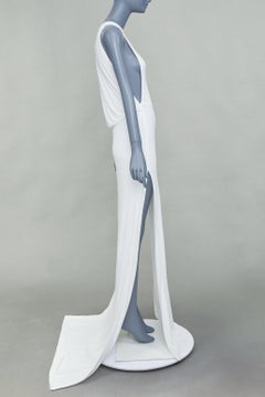 GUCCI 2024 Brautkleid: tief ausgeschnitten, seitlicher Schlitz, bodenlang, minimalistisches Design, IT36