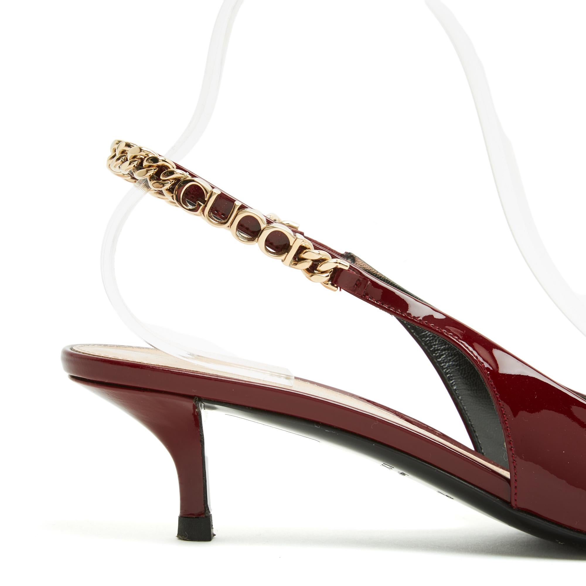 Gucci Signoria pumps, year 2025, slingback style, in burgundy patent leather, pointed toe, kitten heel, back strap decorated with the Gucci logo and a gold metal chain. Pointed EU38.5 or UK5.5 and US8, 4.5 cm heel. The pumps are in excellent