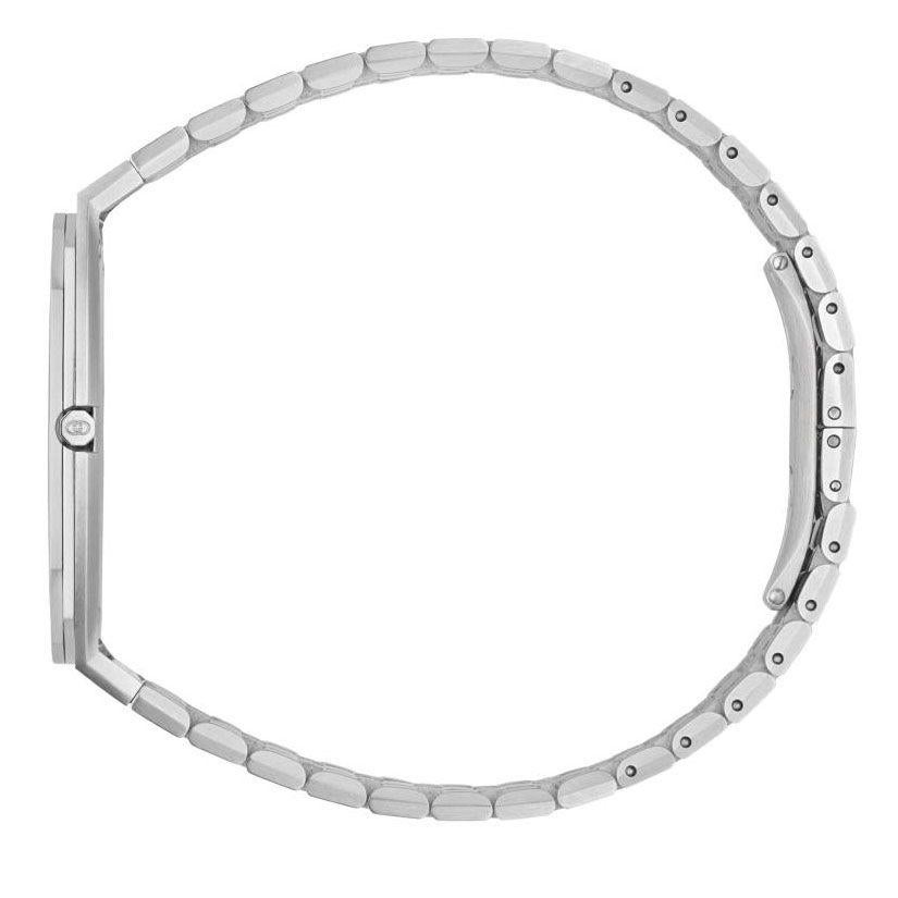 La silhouette profilée de la Gucci 25H s'inspire des formes épurées de l'architecture contemporaine. La montre est présentée avec un fin boîtier multicouche et un bracelet à cinq maillons en acier, tandis que le design est complété par un verre rose