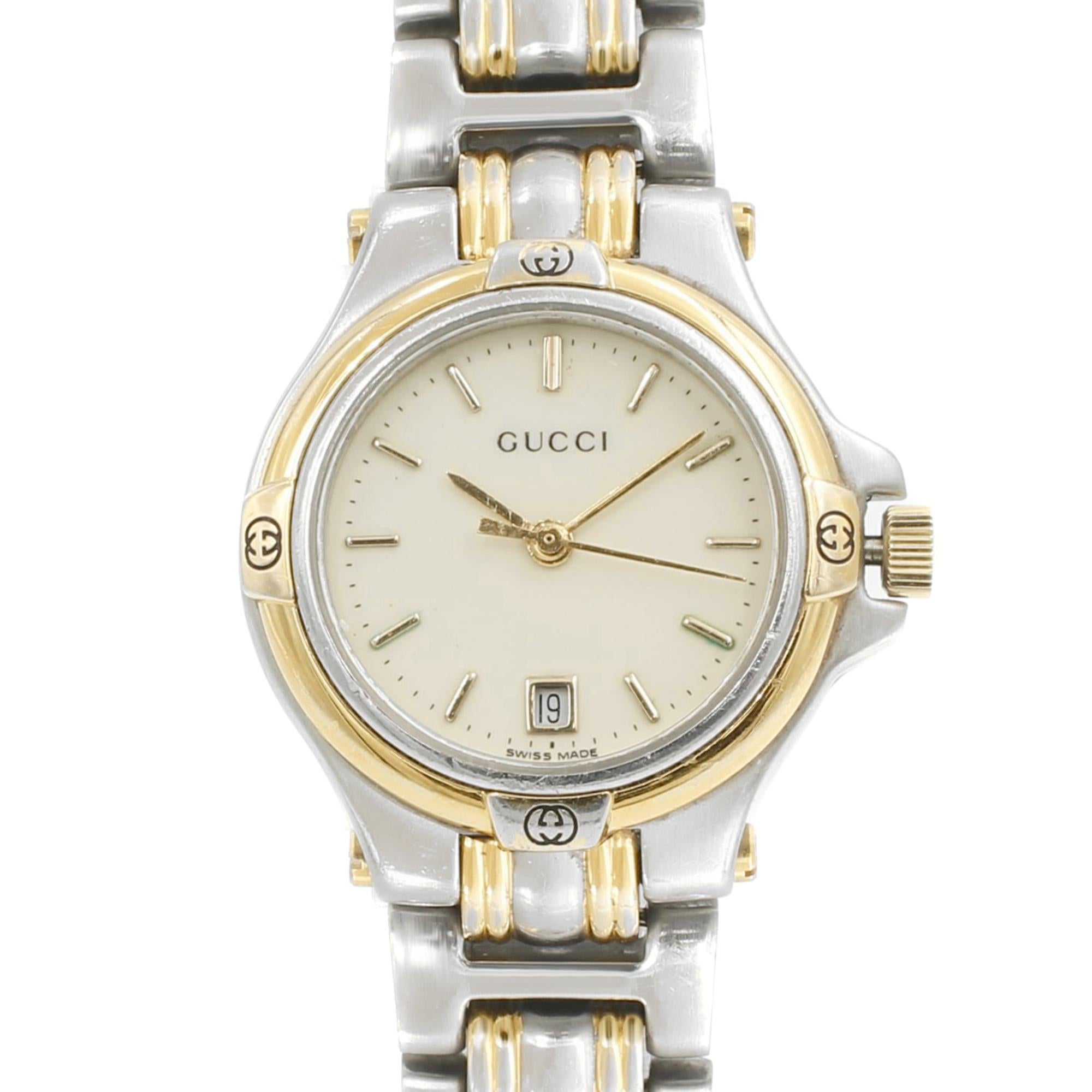 This pre-owned Gucci N/A 9040L is a beautiful Ladies timepiece that is powered by a quartz movement which is cased in a stainless steel case. It has a round shape face, date dial and has hand sticks style markers. It is completed with a stainless