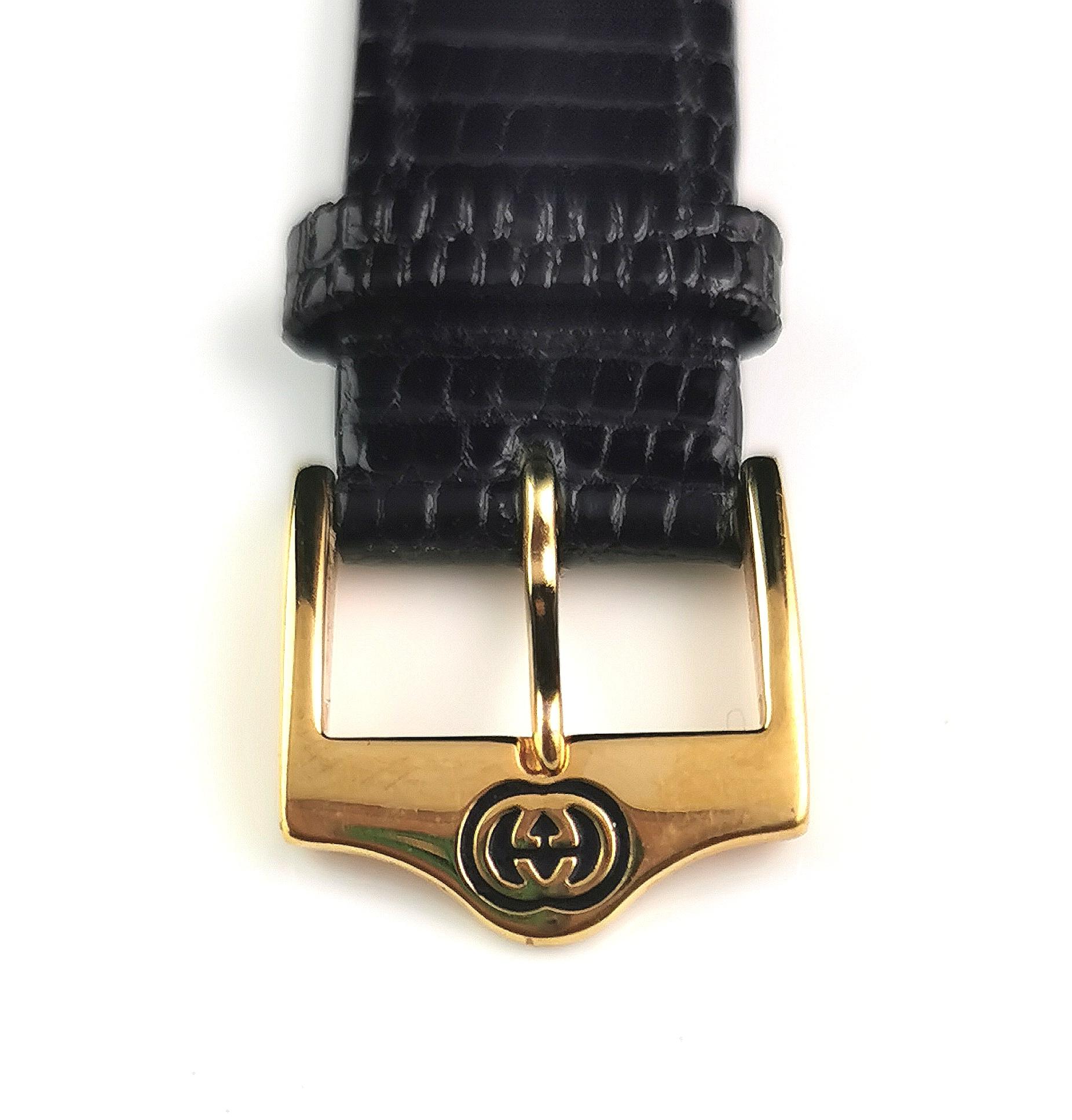Moderne Montre-bracelet Gucci 4500m, plaqué or, acier inoxydable, bracelet en cuir  en vente
