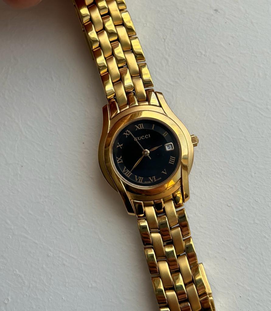 Unsere Neo Vintage und seltene Konfiguration Gucci 5400L verfügt über eine 26mm schwere vergoldetes Gehäuse und schwarzes Zifferblatt mit begehrten schweren vergoldeten Armband. Der Zustand dieses 5400L ist hervorragend, es gibt keine nennenswerten
