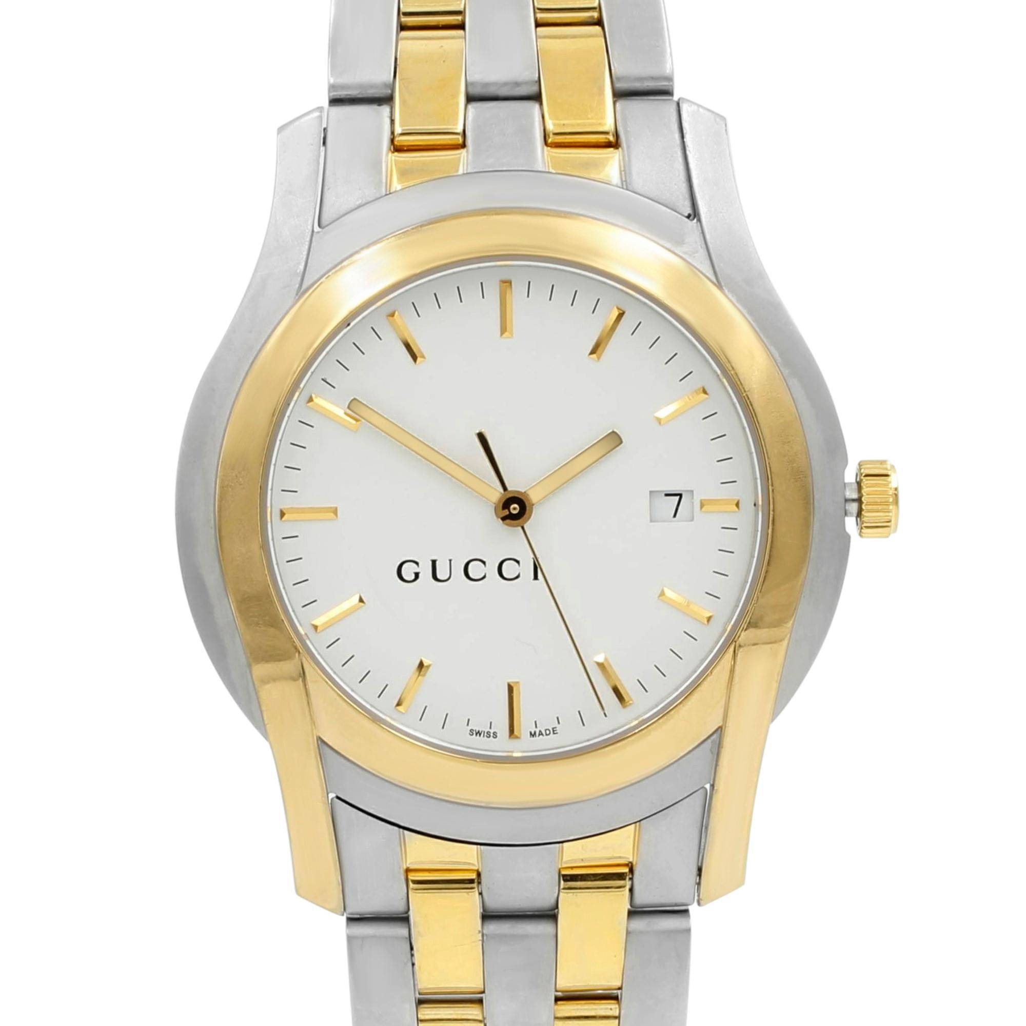 This pre-owned Gucci 5500 XL YA055216  is a beautiful men's timepiece that is powered by quartz (battery) movement which is cased in a stainless steel case. It has a round shape face, date indicator dial and has hand sticks style markers. It is