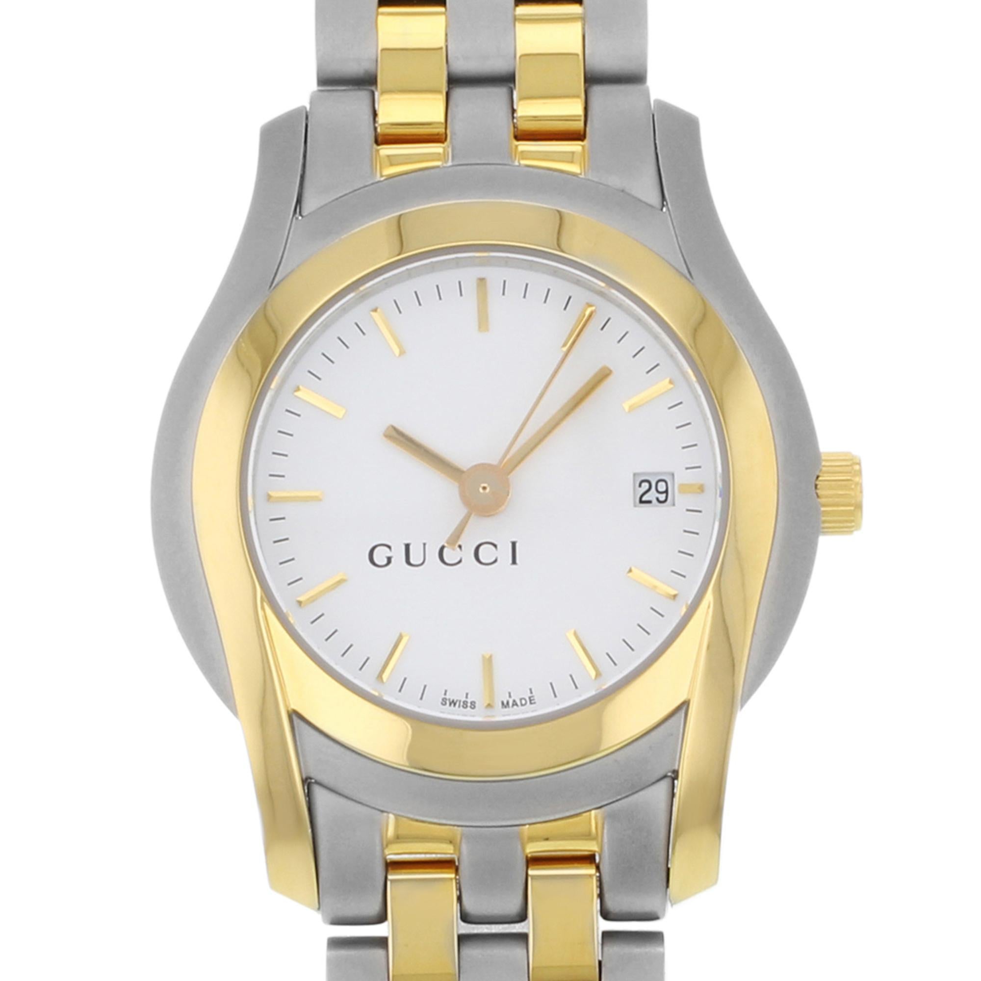 This pre-owned Gucci 5500L YA055528 is a beautiful Ladies timepiece that is powered by a quartz movement which is cased in a stainless steel case. It has a round shape face, date dial and has hand sticks style markers. It is completed with a