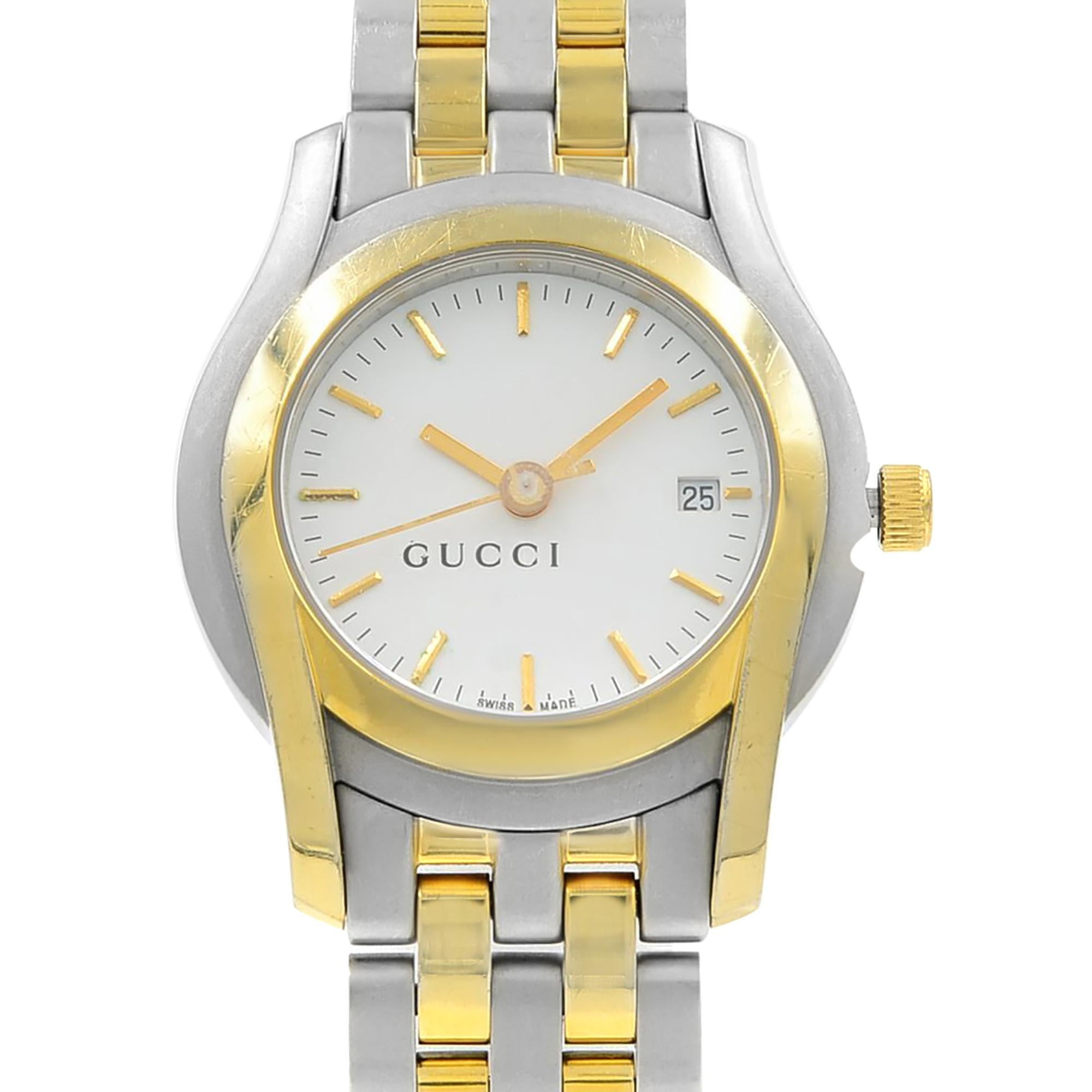 This pre-owned Gucci 5500L  YA055528 is a beautiful Ladies timepiece that is powered by a quartz movement which is cased in a stainless steel case. It has a round shape face, date dial and has hand sticks style markers. It is completed with a
