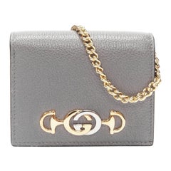 GUCCI 570660 Zumi gris cuir GG Horsebit portefeuille bi-fold sur chaîne mini sac